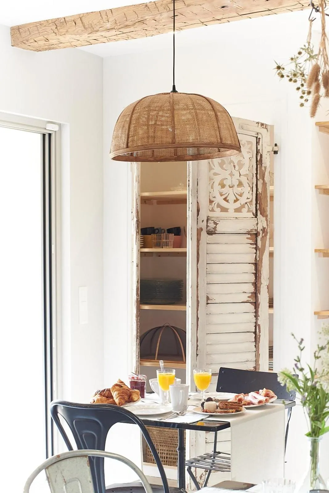 Dining area in Maison 1634 - petit-déjeuner offert, parking, centre ville à pied, piscine, climatisation, cuisine