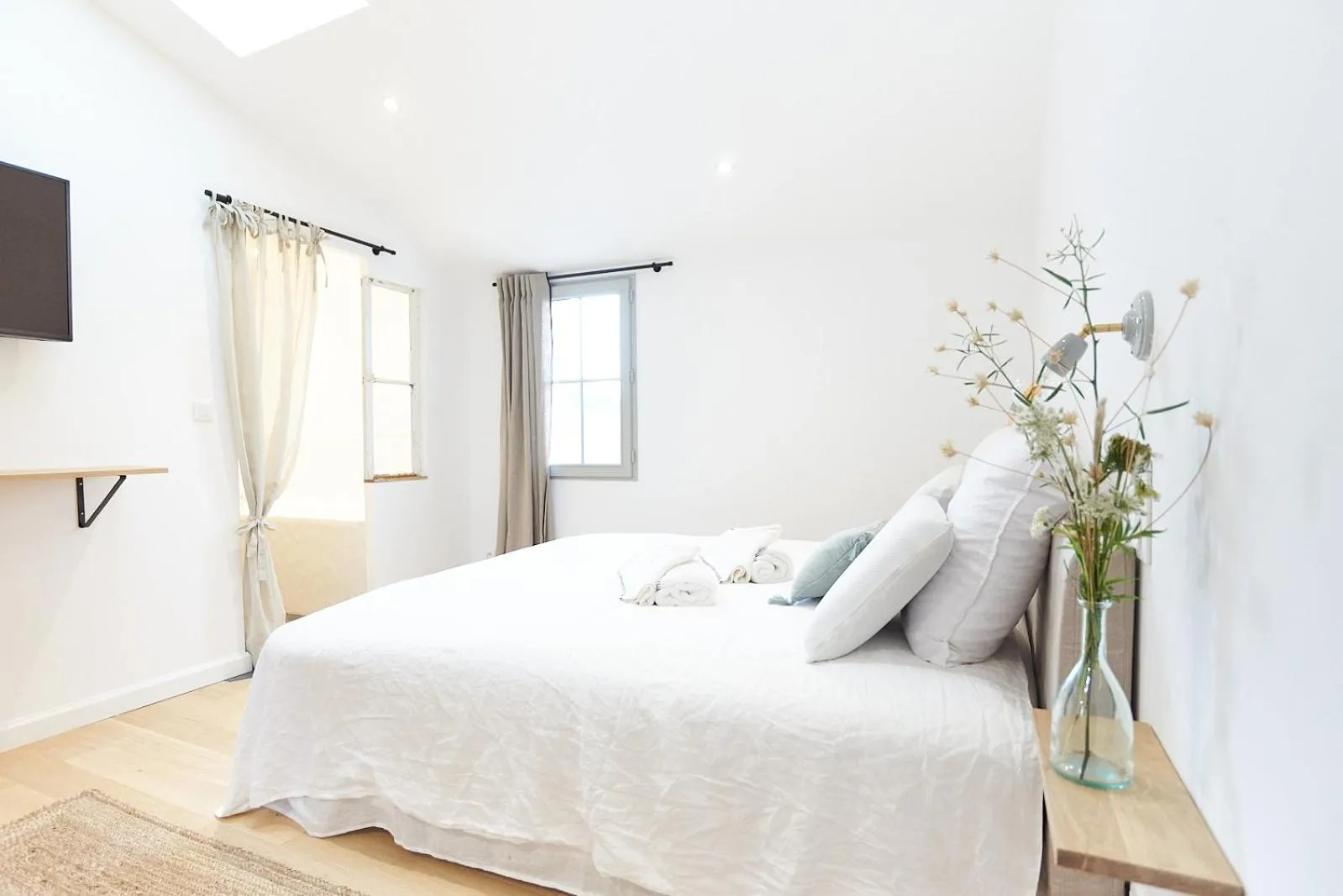 Bedroom, Bed in Maison 1634 - petit-déjeuner offert, parking, centre ville à pied, piscine, climatisation, cuisine