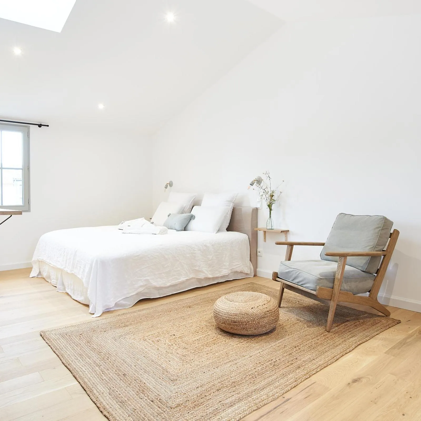 Bedroom, Bed in Maison 1634 - petit-déjeuner offert, parking, centre ville à pied, piscine, climatisation, cuisine