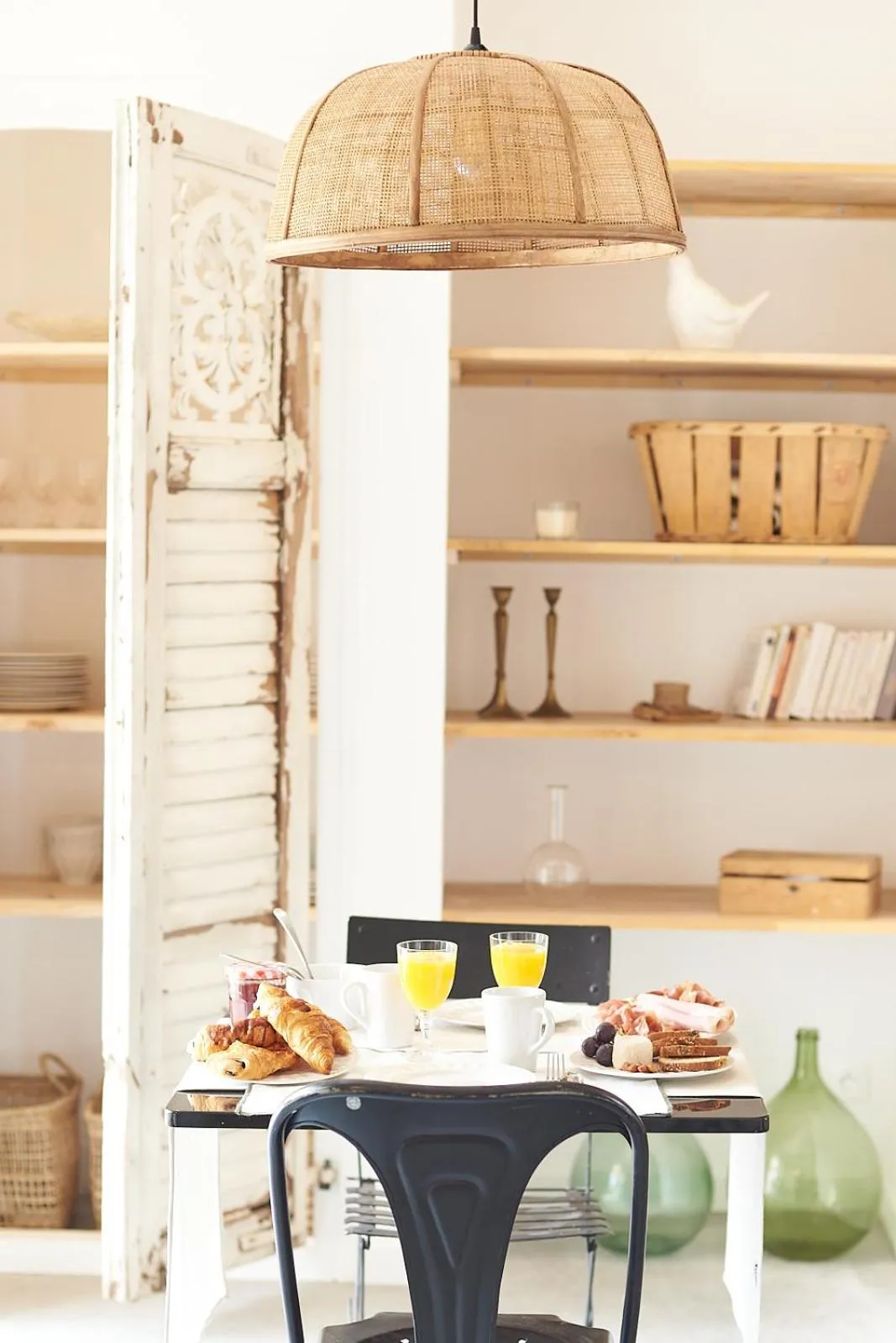 Food and drinks in Maison 1634 - petit-déjeuner offert, parking, centre ville à pied, piscine, climatisation, cuisine