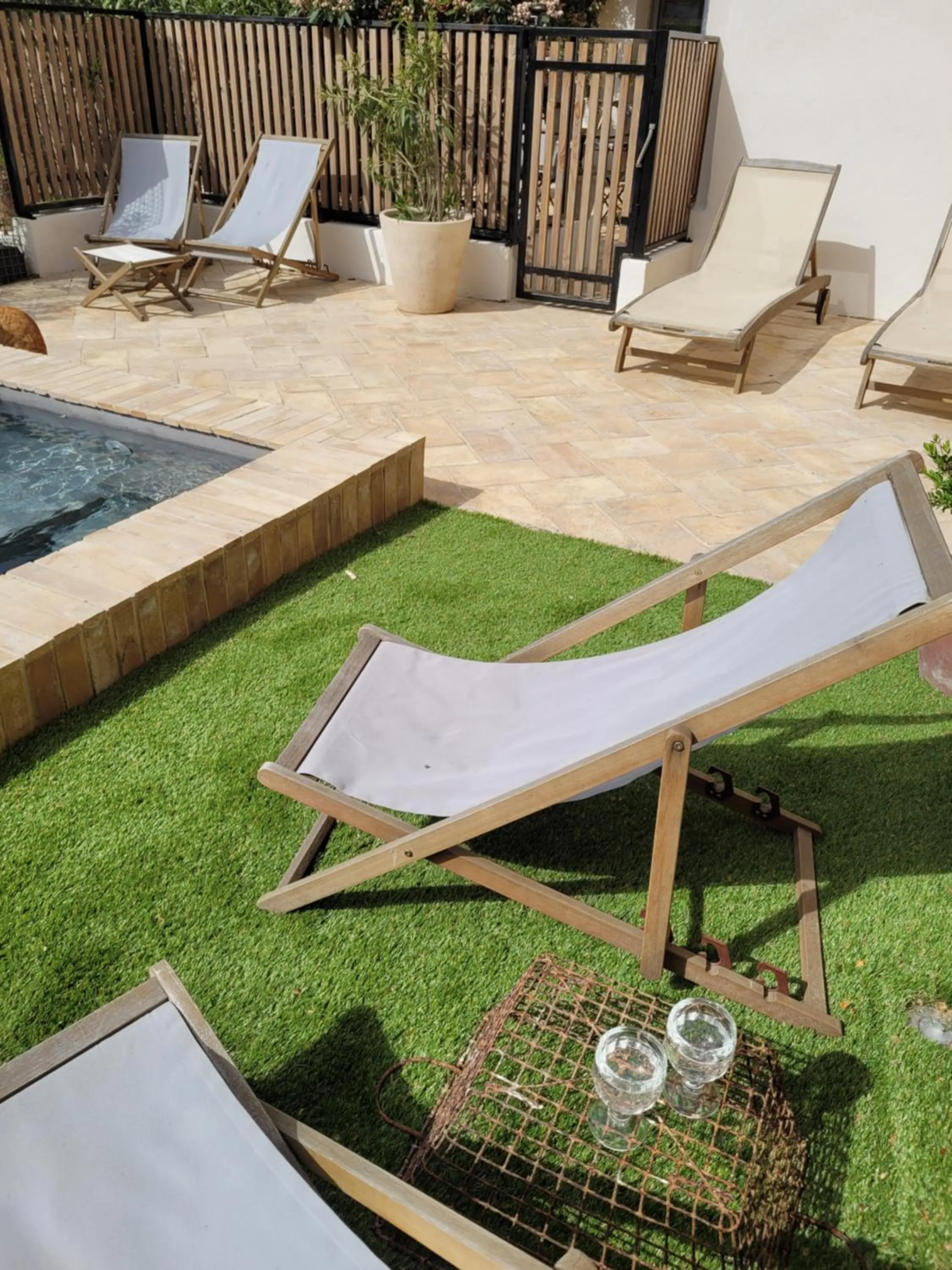 Swimming pool in Maison 1634 - petit-déjeuner offert, parking, centre ville à pied, piscine, climatisation, cuisine