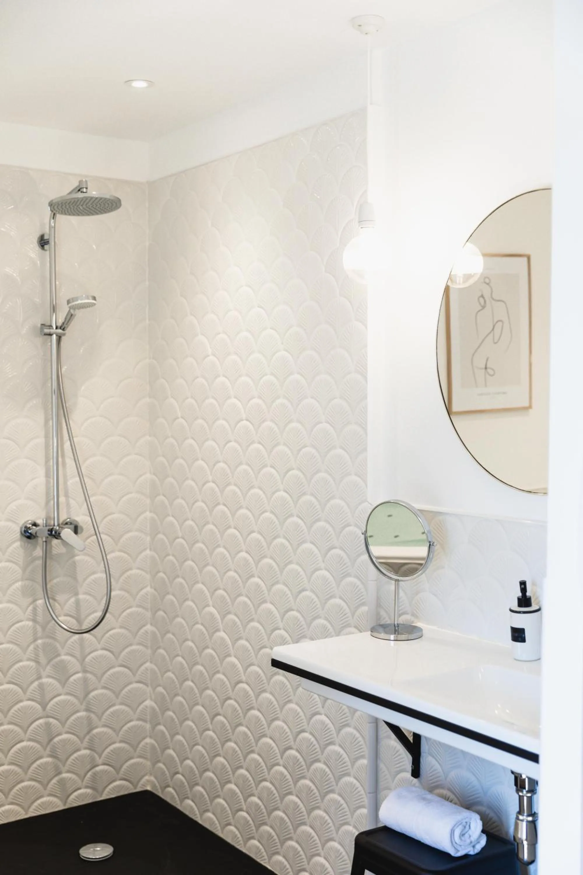 Spa and wellness centre/facilities in Maison 1634 - petit-déjeuner offert, parking, centre ville à pied, piscine, climatisation, cuisine