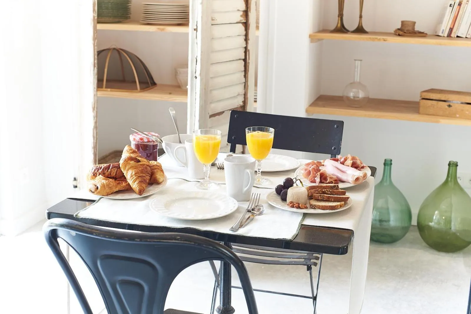 Food and drinks in Maison 1634 - petit-déjeuner offert, parking, centre ville à pied, piscine, climatisation, cuisine