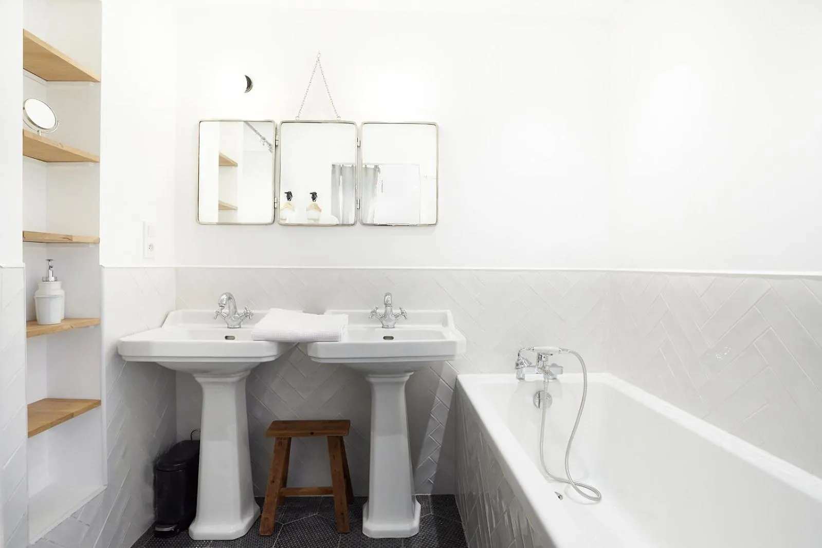 Bathroom in Maison 1634 - petit-déjeuner offert, parking, centre ville à pied, piscine, climatisation, cuisine