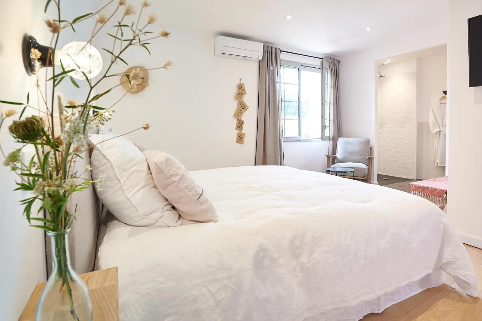 Bedroom, Bed in Maison 1634 - petit-déjeuner offert, parking, centre ville à pied, piscine, climatisation, cuisine