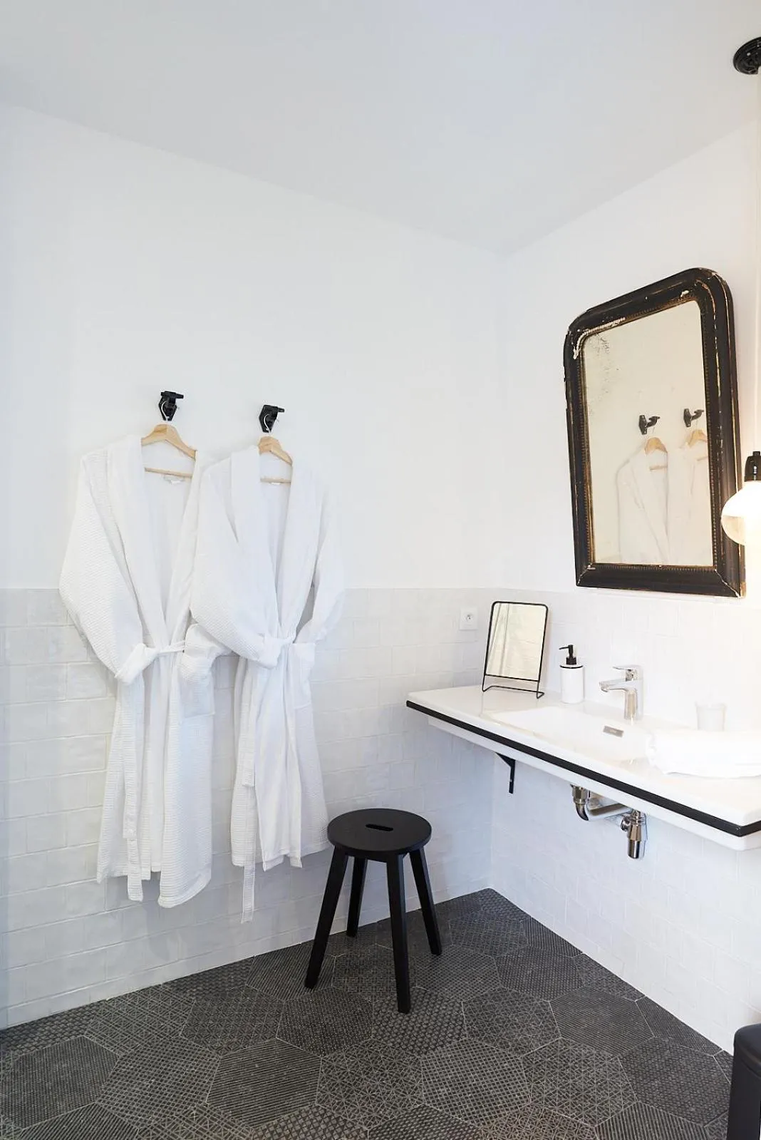 Bathroom in Maison 1634 - petit-déjeuner offert, parking, centre ville à pied, piscine, climatisation, cuisine