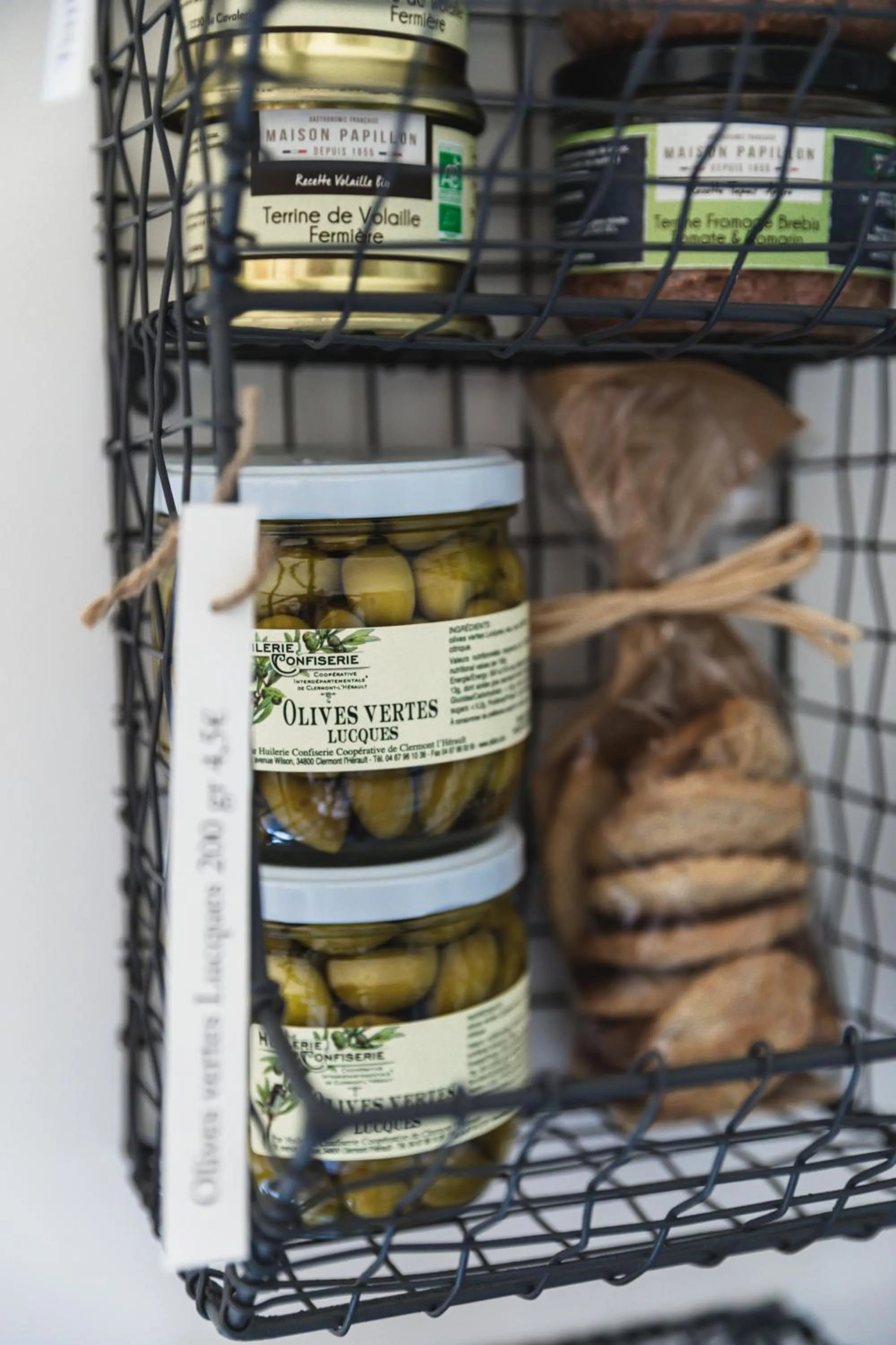 Restaurant/places to eat in Maison 1634 - petit-déjeuner offert, parking, centre ville à pied, piscine, climatisation, cuisine