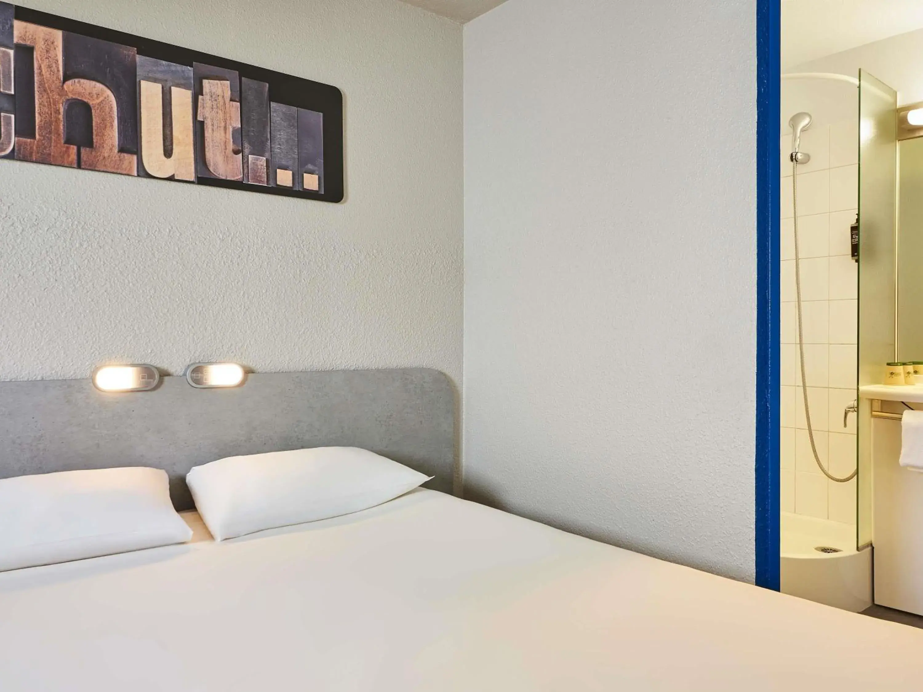 Standard Double Room in ibis budget Versailles Chateau Saint cyr l'Ecole Standard Double Room in ibis budget Versailles Chateau Saint cyr l'Ecole