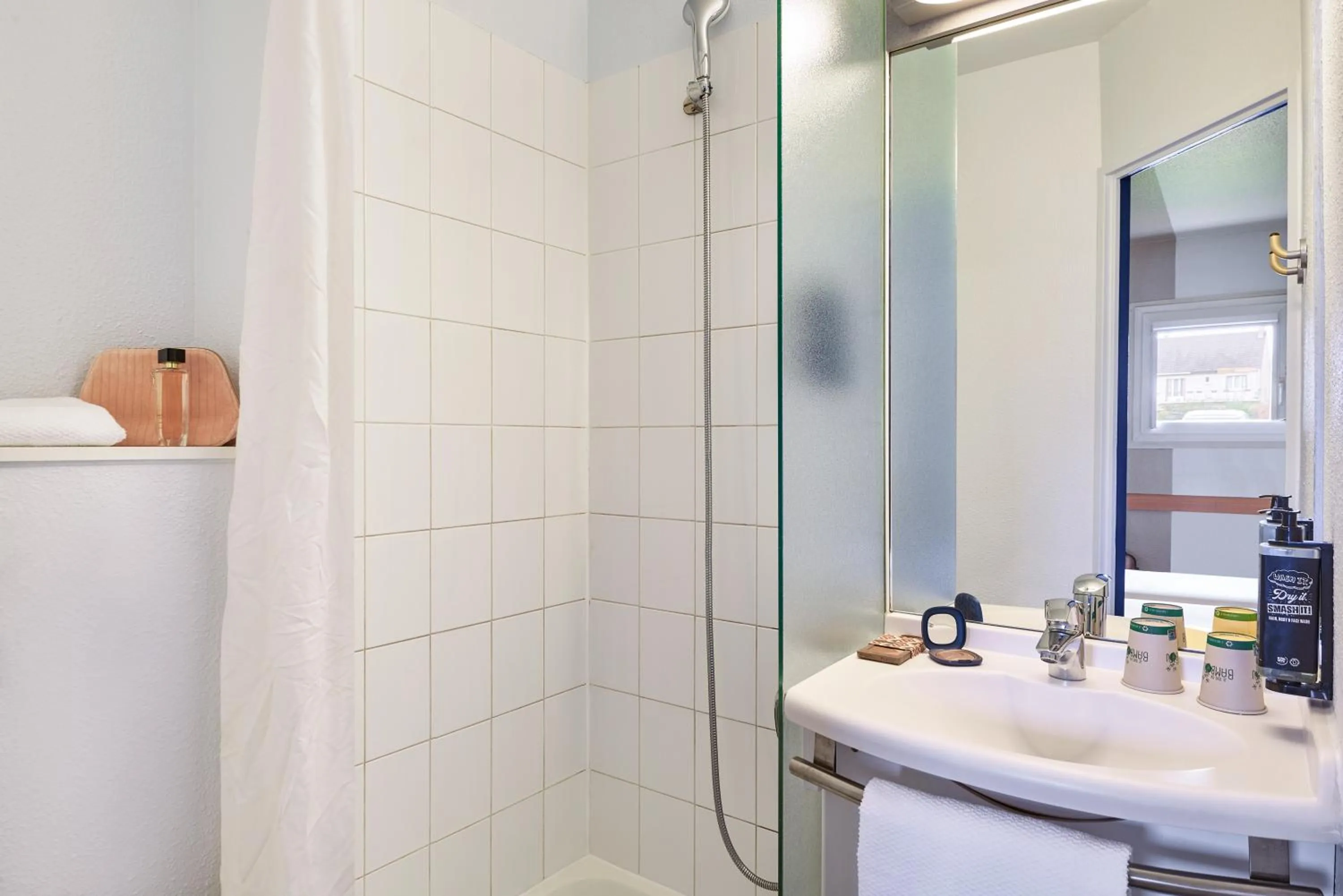 Shower in ibis budget Versailles Chateau Saint cyr l'Ecole