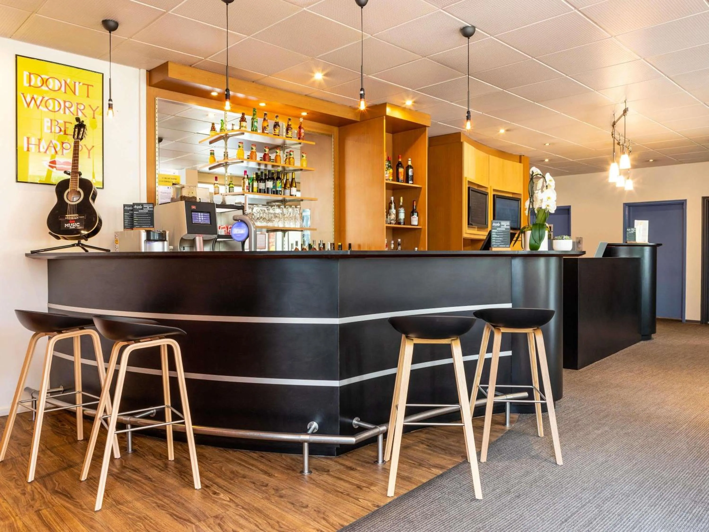 Lounge or bar in ibis Paris Meudon Velizy