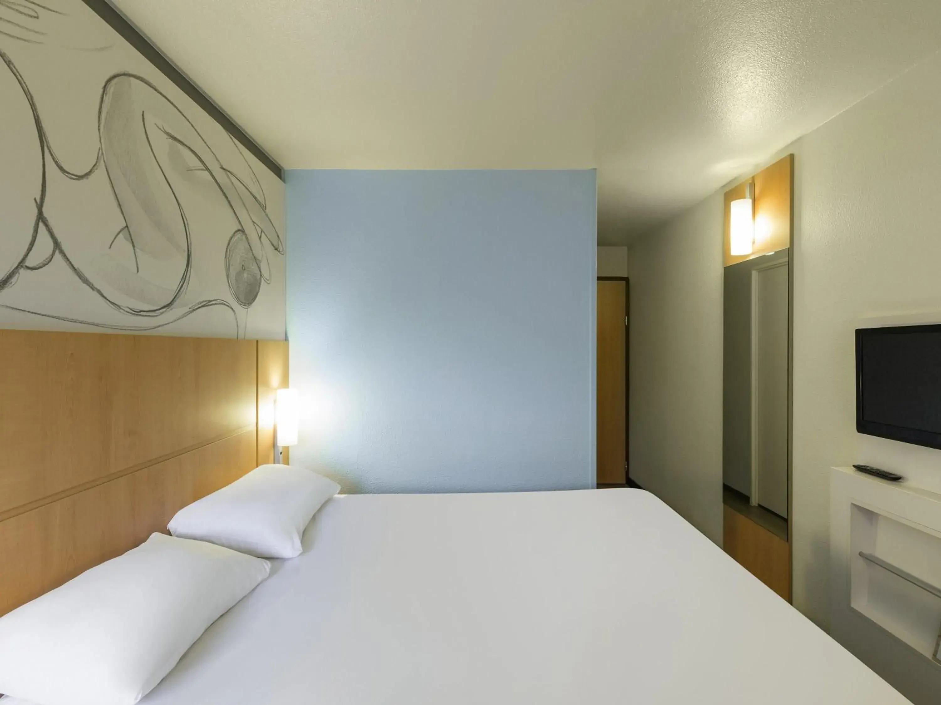 Standard Double Room with Queen Bed in ibis Paris Meudon Velizy Standard Double Room with Queen Bed in ibis Paris Meudon Velizy