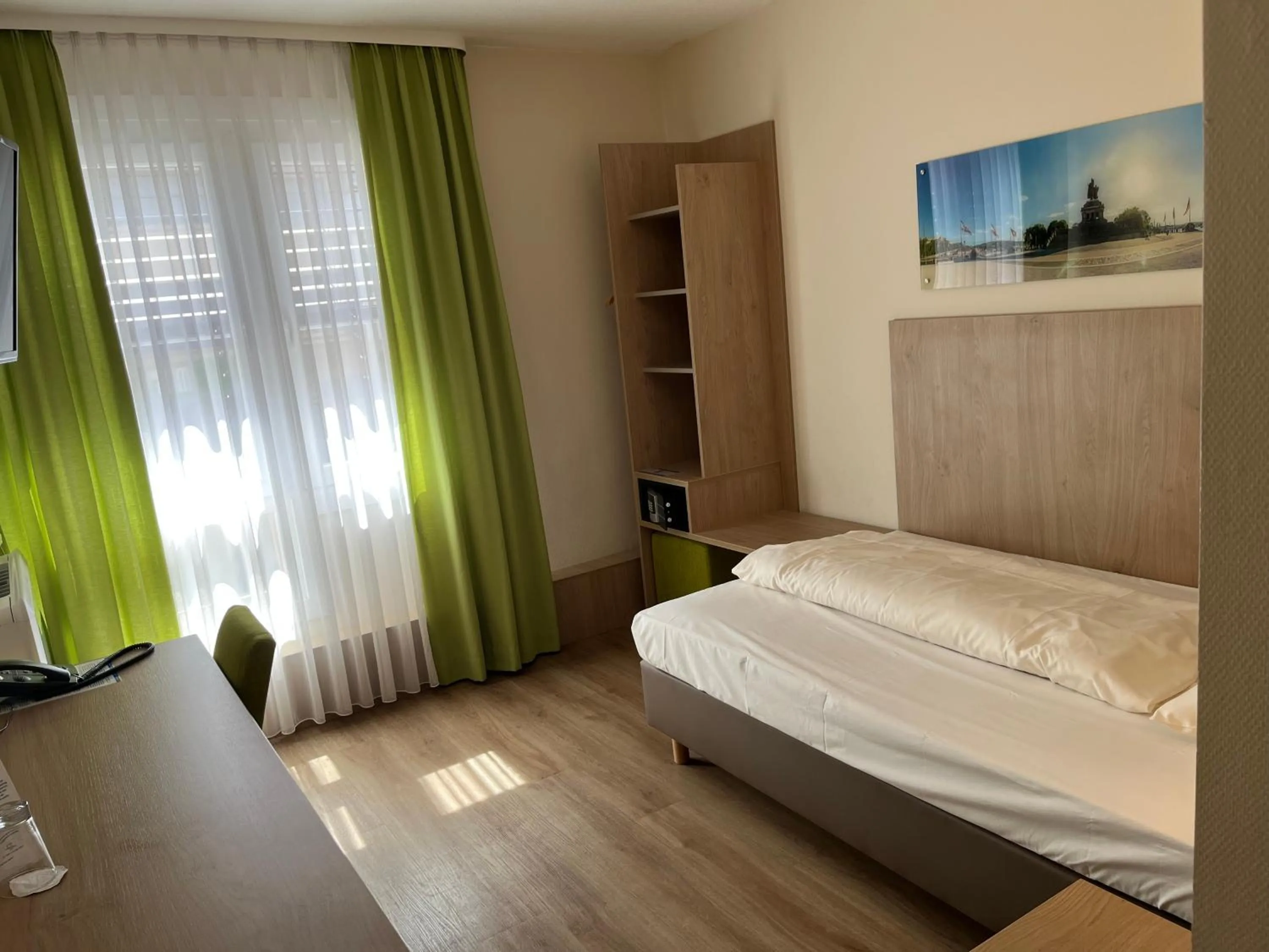 Photo of the whole room, Bed in City-Hotel Kurfürst Balduin