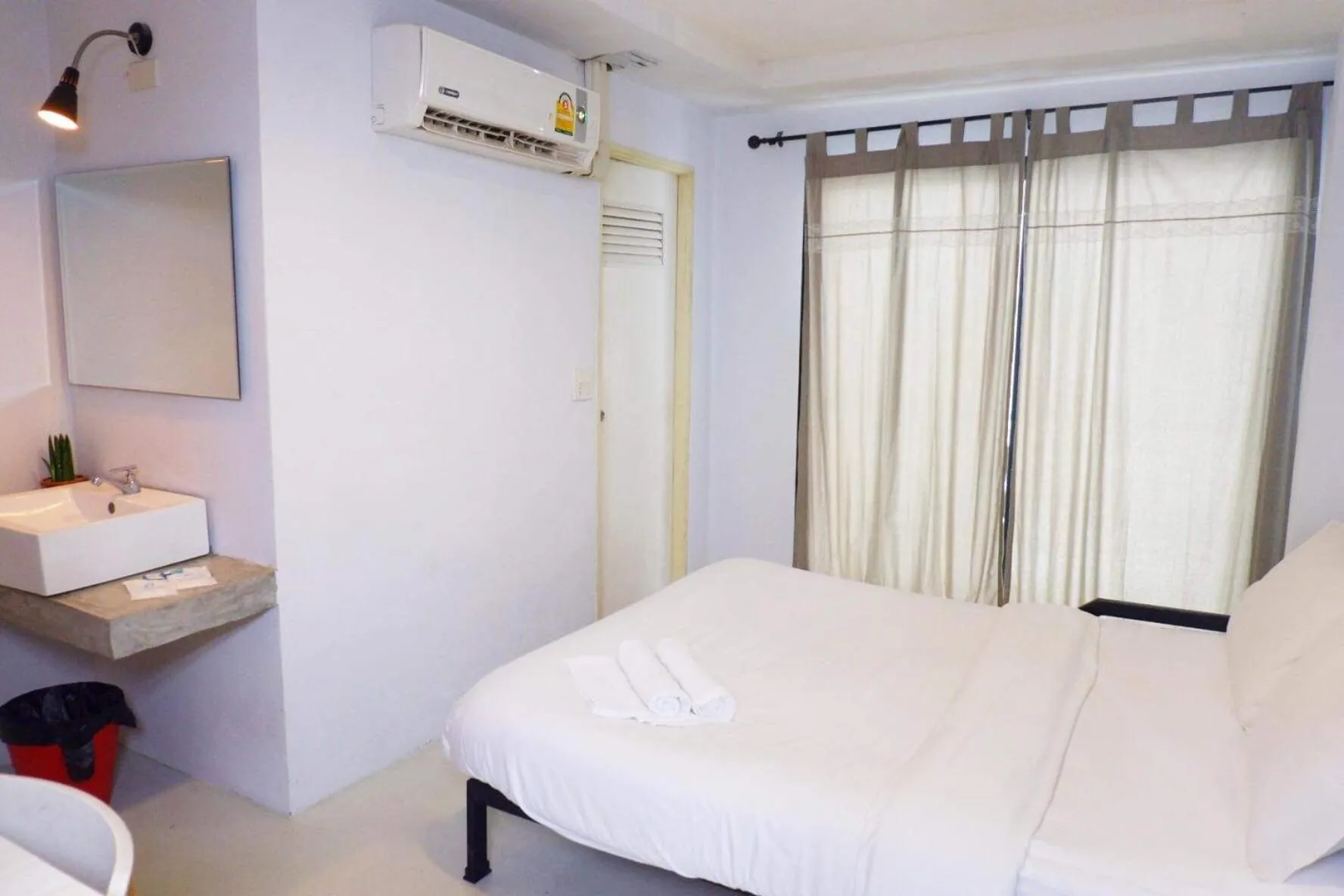 Bed in Rin GuestHouse Pracharak RD