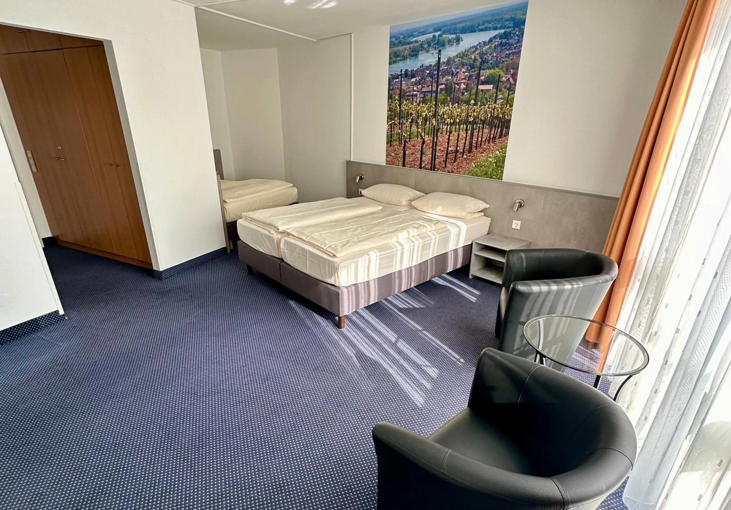 Photo of the whole room, Bed in Asgard Hotel