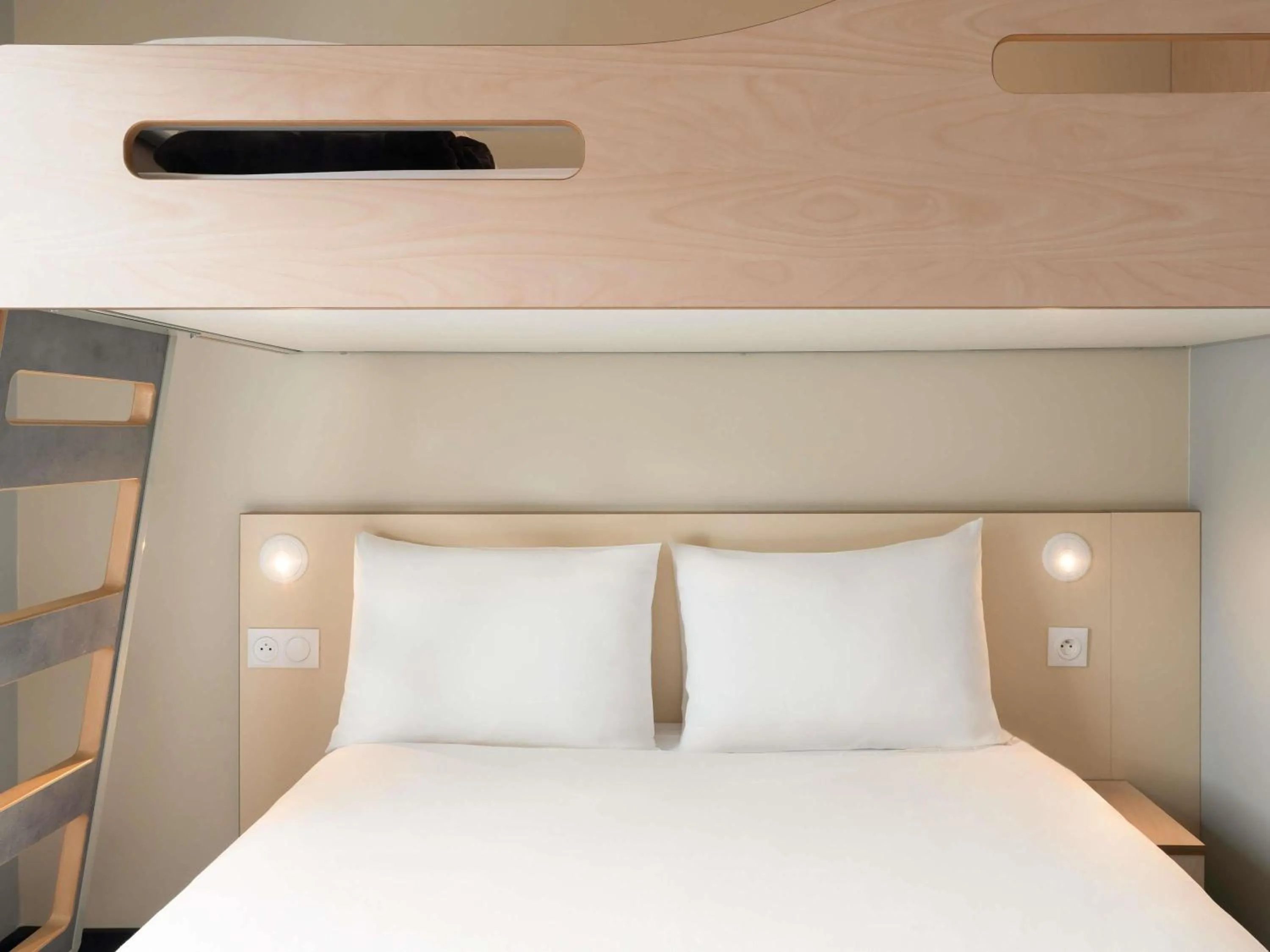 Bedroom, Bed in ibis budget Issy Les Moulineaux Paris Ouest