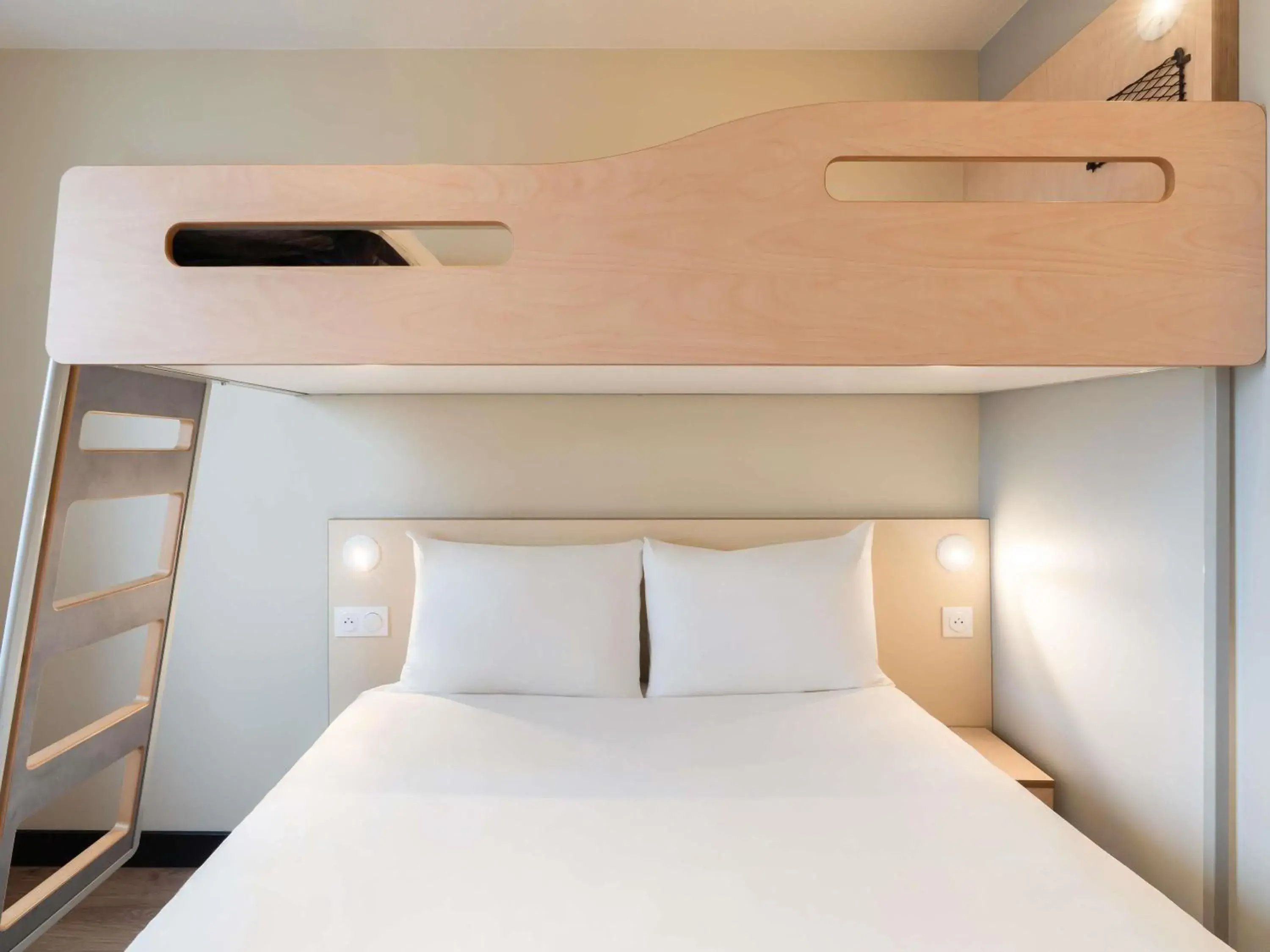 Room with One Queen Bed and One Bunk Bed in ibis budget Issy Les Moulineaux Paris Ouest Room with One Queen Bed and One Bunk Bed in ibis budget Issy Les Moulineaux Paris Ouest