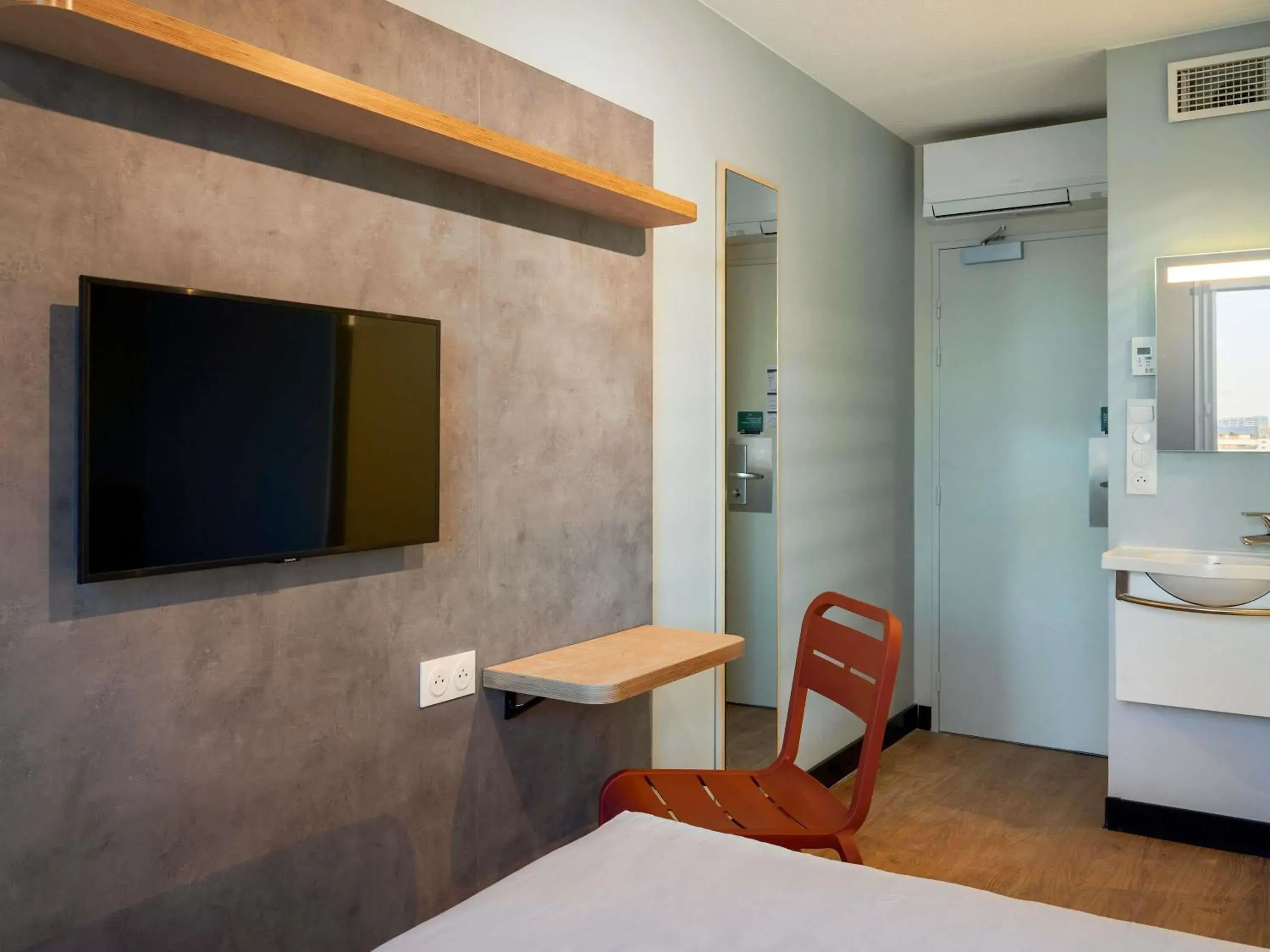 Standard Double Room in ibis budget Issy Les Moulineaux Paris Ouest Standard Double Room in ibis budget Issy Les Moulineaux Paris Ouest