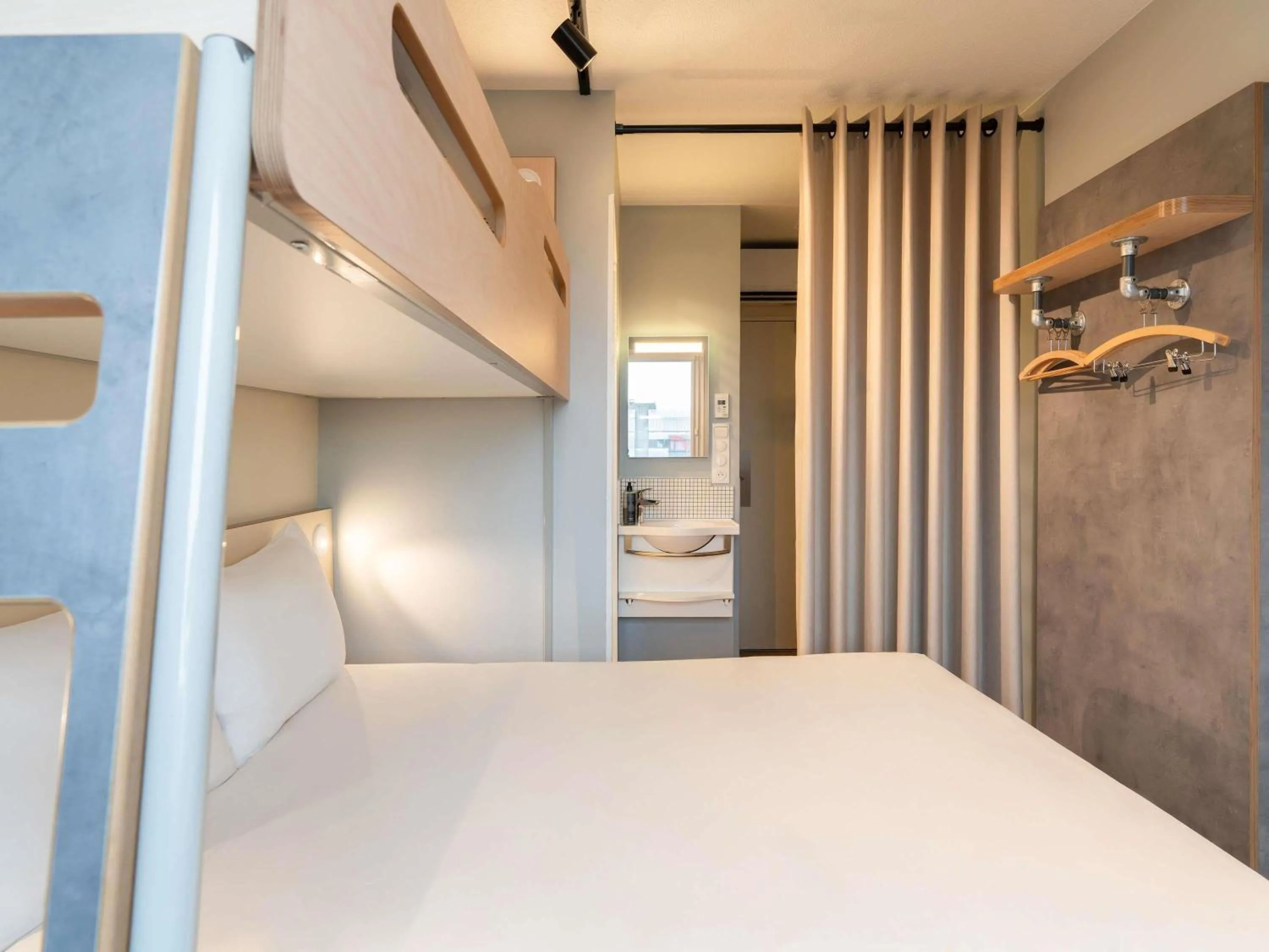 Bedroom, Bed in ibis budget Issy Les Moulineaux Paris Ouest