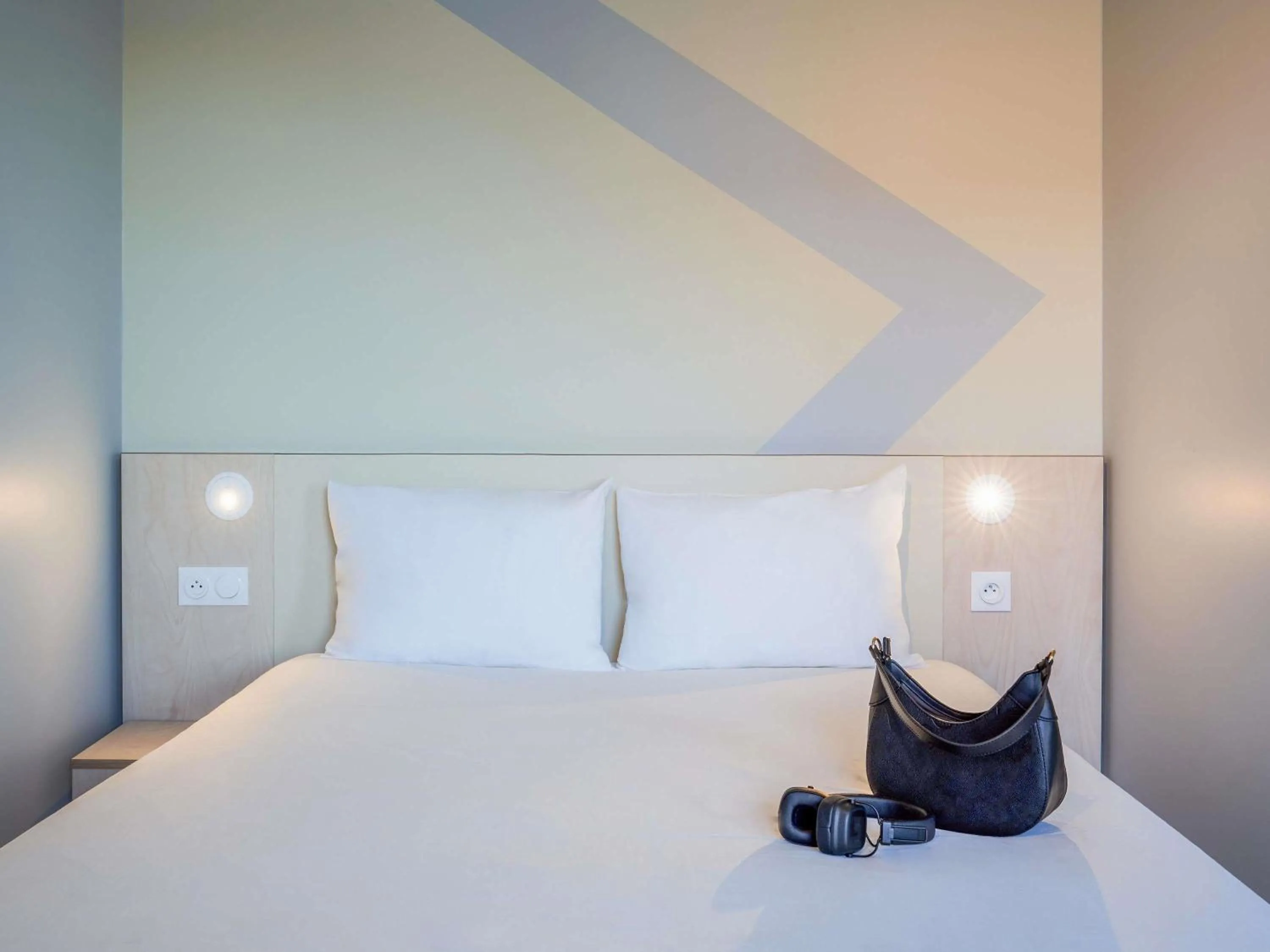 Bedroom, Bed in ibis budget Issy Les Moulineaux Paris Ouest