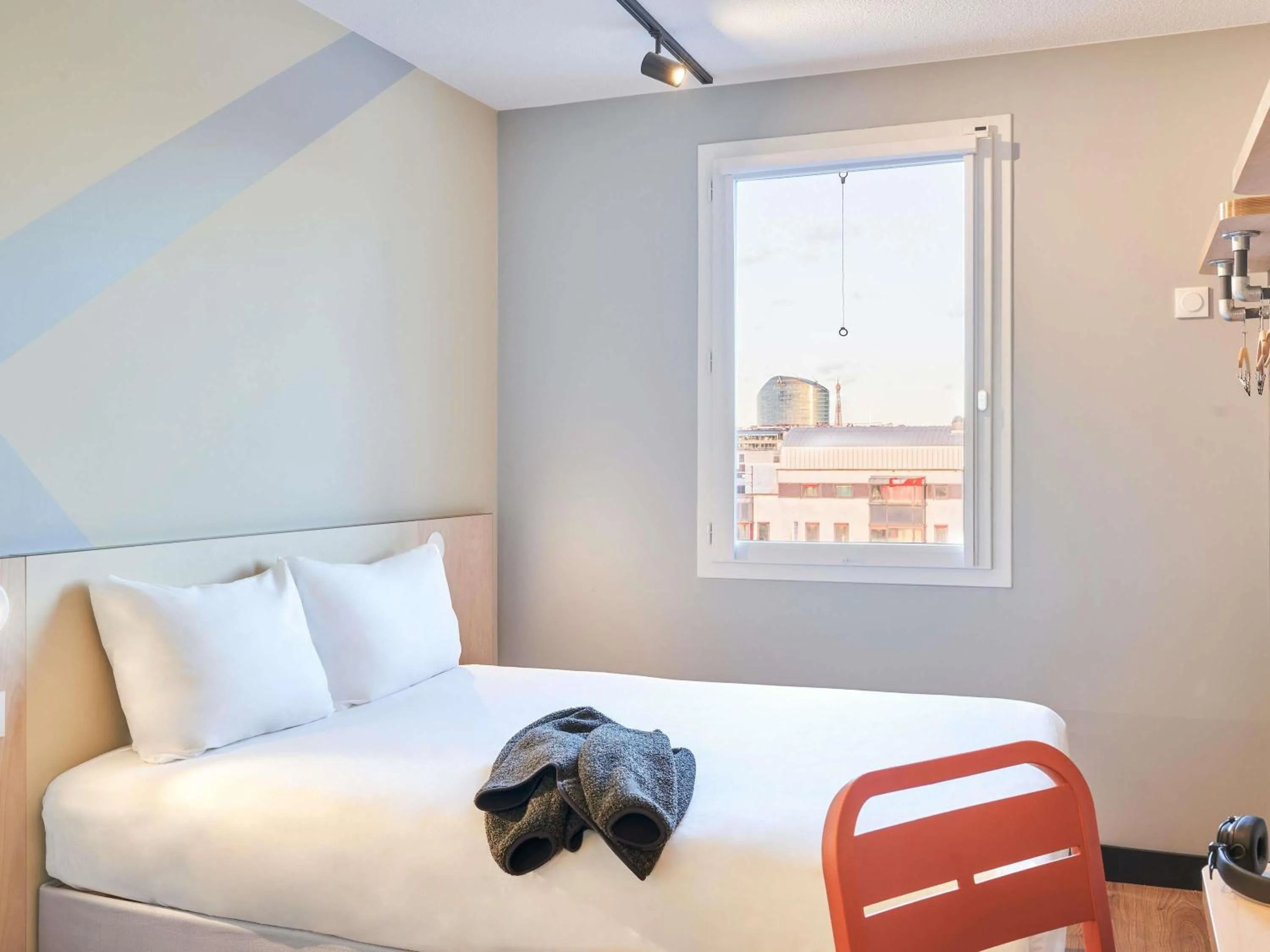Bedroom, Bed in ibis budget Issy Les Moulineaux Paris Ouest