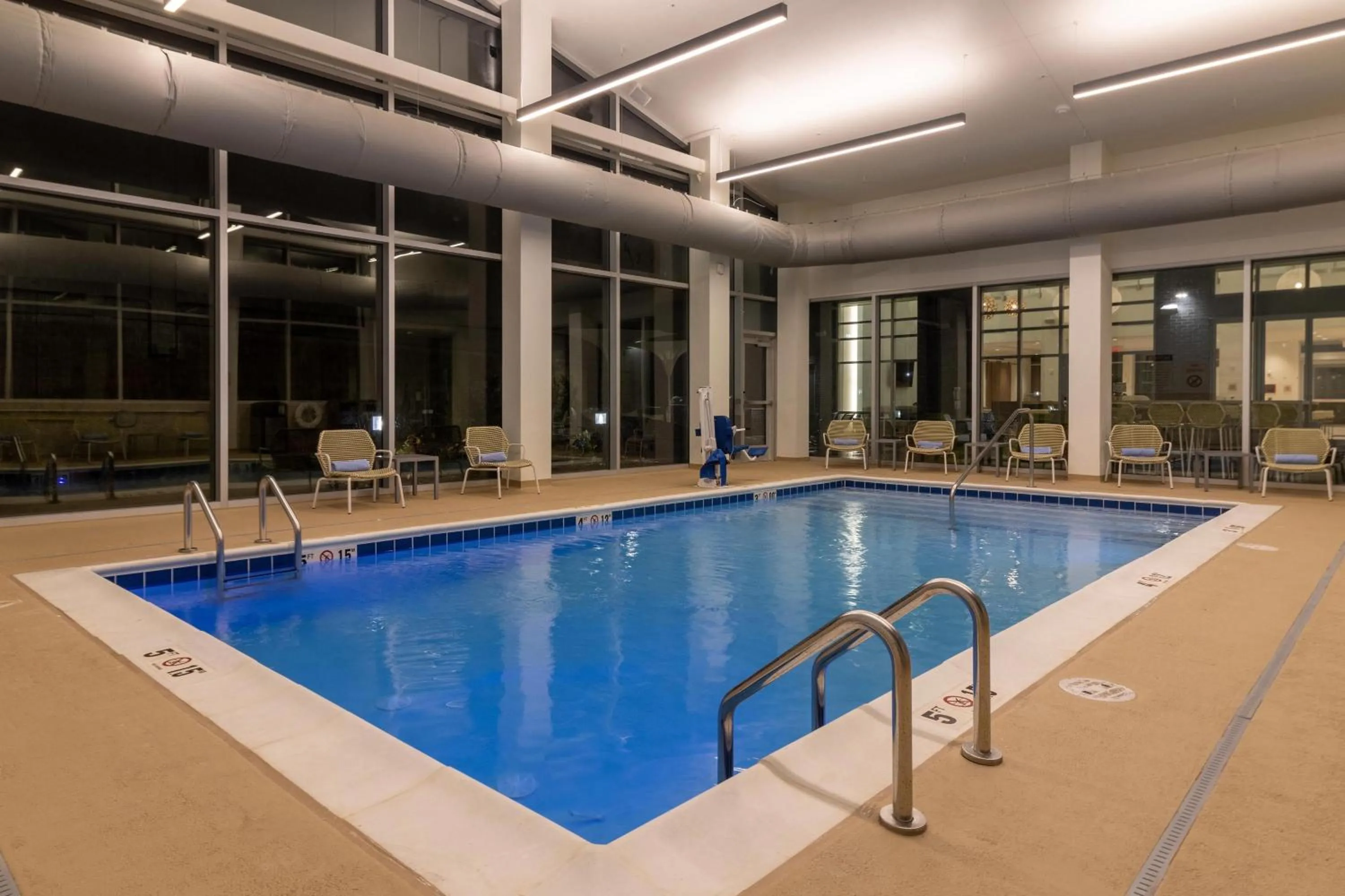 Swimming pool in Element St. Louis Midtown