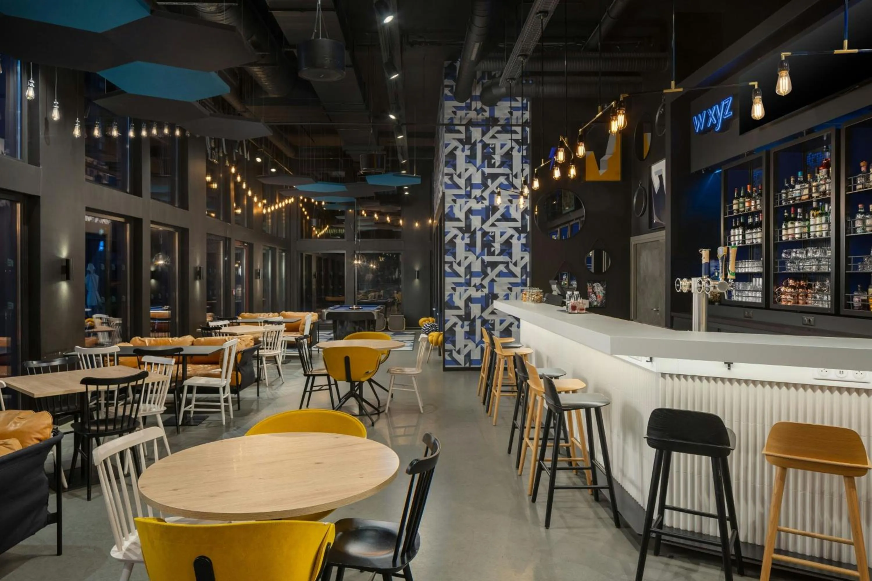 Lounge or bar in Aloft Strasbourg City Centre