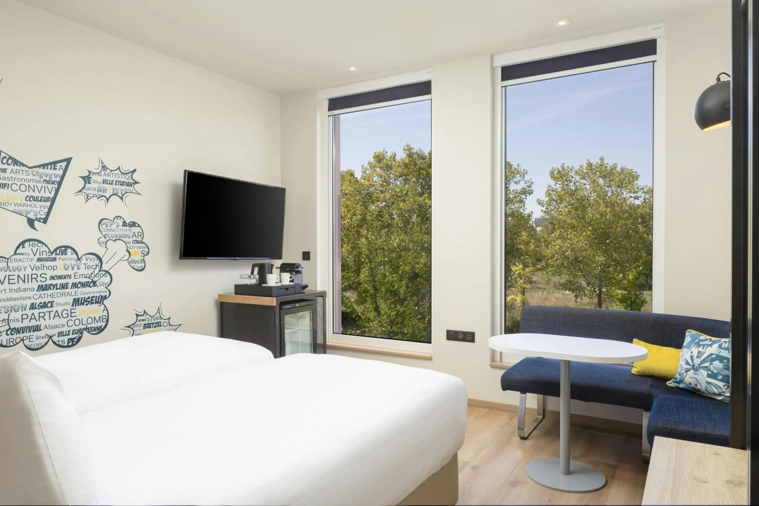 Photo of the whole room, Bed in Aloft Strasbourg City Centre