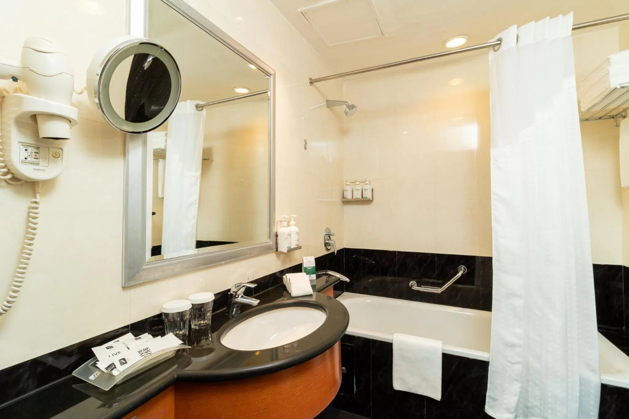 Photo of the whole room in Holiday Inn - Suites Kuwait Salmiya by IHG