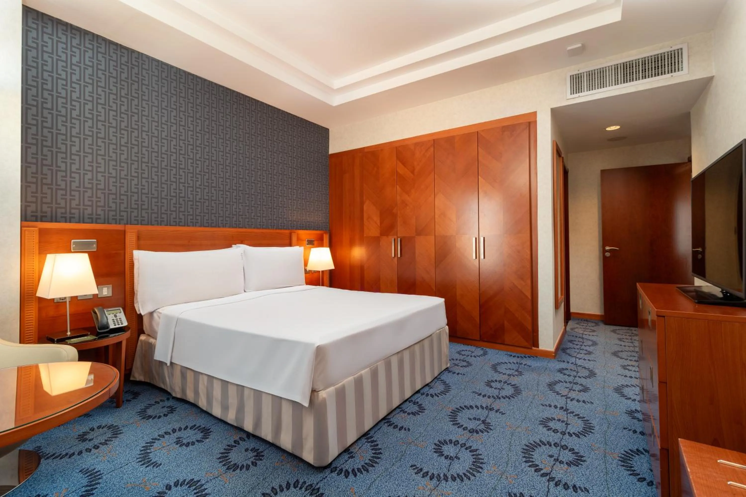 Bedroom, Bed in Holiday Inn - Suites Kuwait Salmiya by IHG