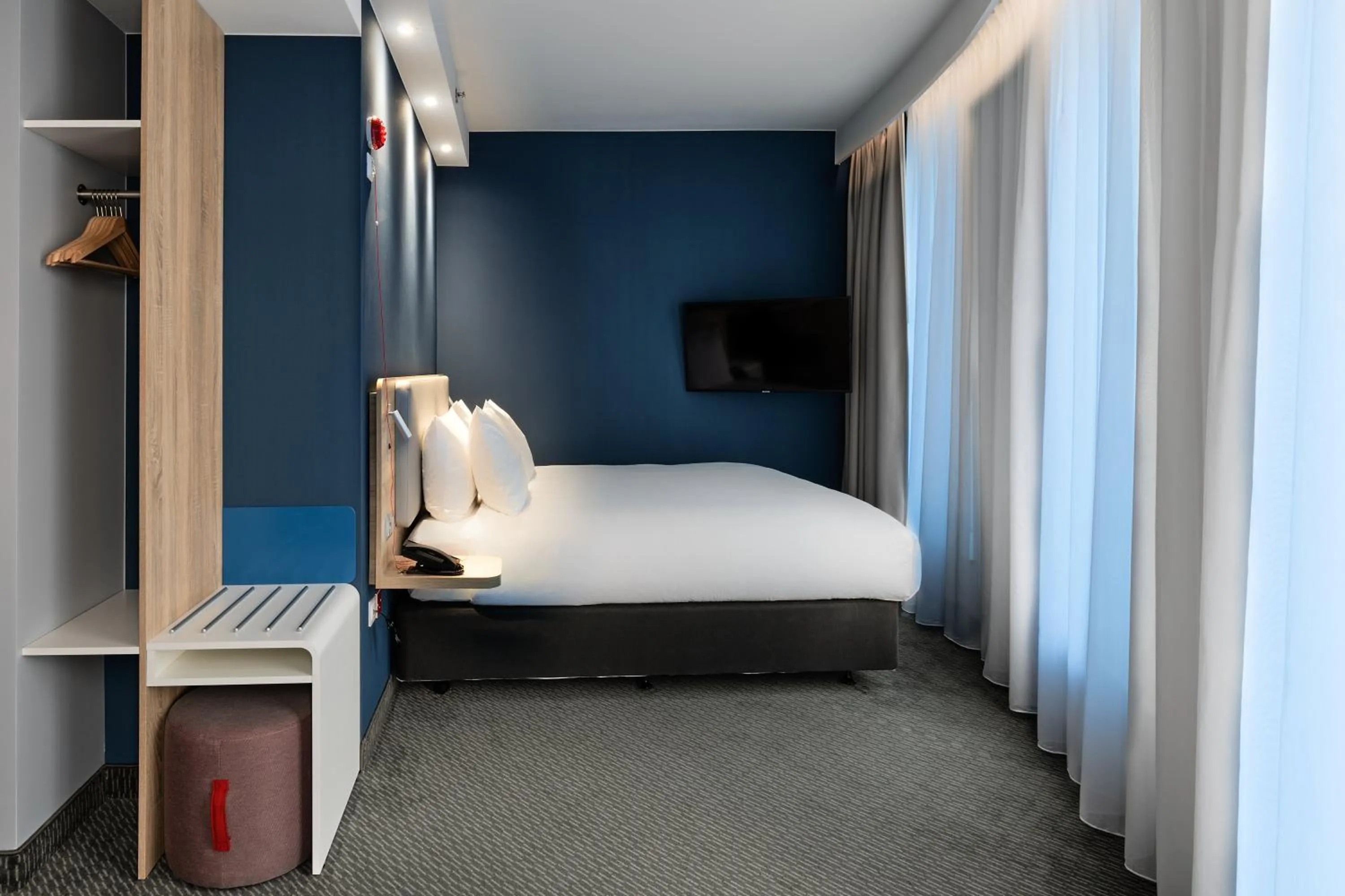 Photo of the whole room, Bed in Holiday Inn Express - Warsaw - The HUB by IHG