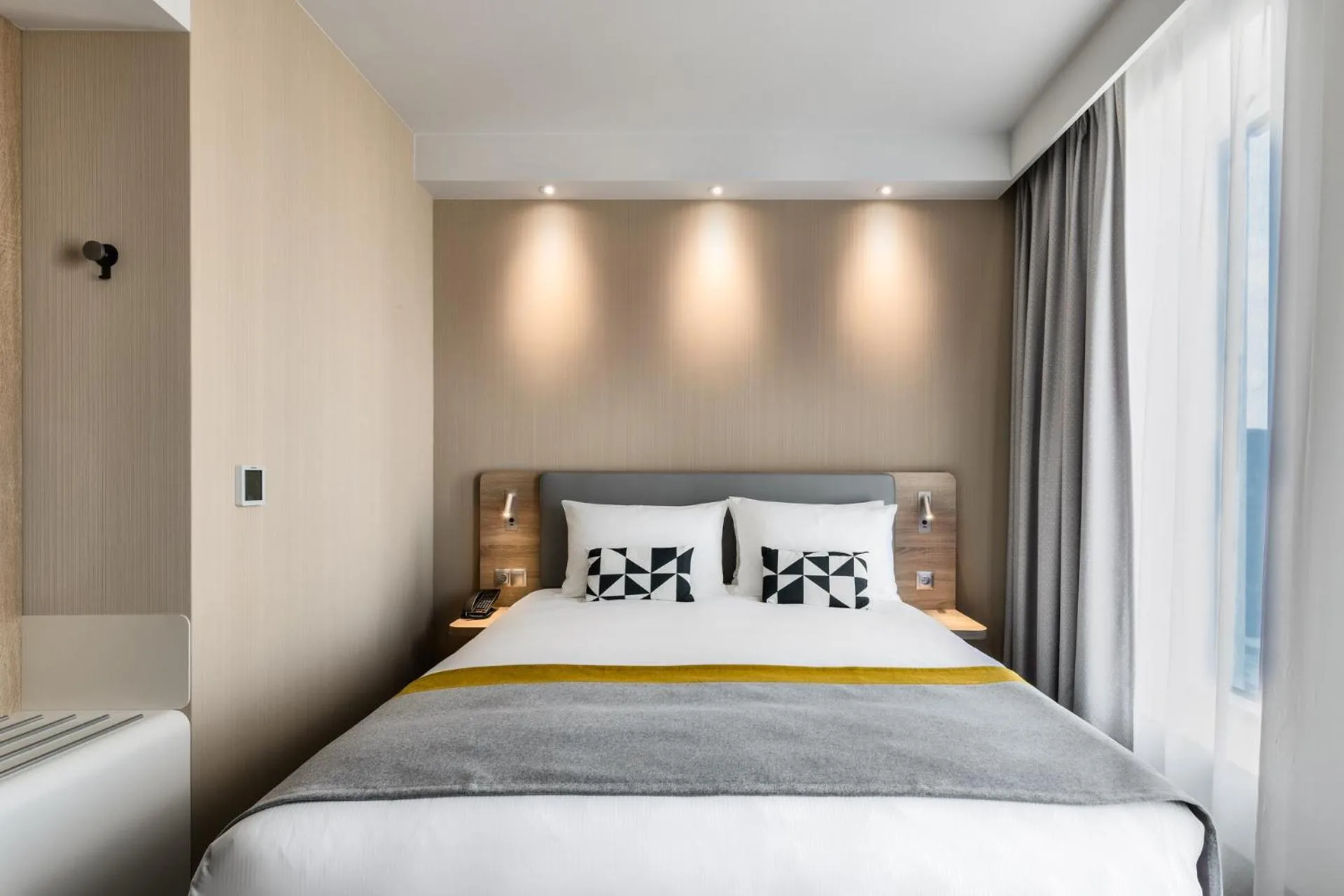 Bed in Holiday Inn Express - Warsaw - The HUB by IHG