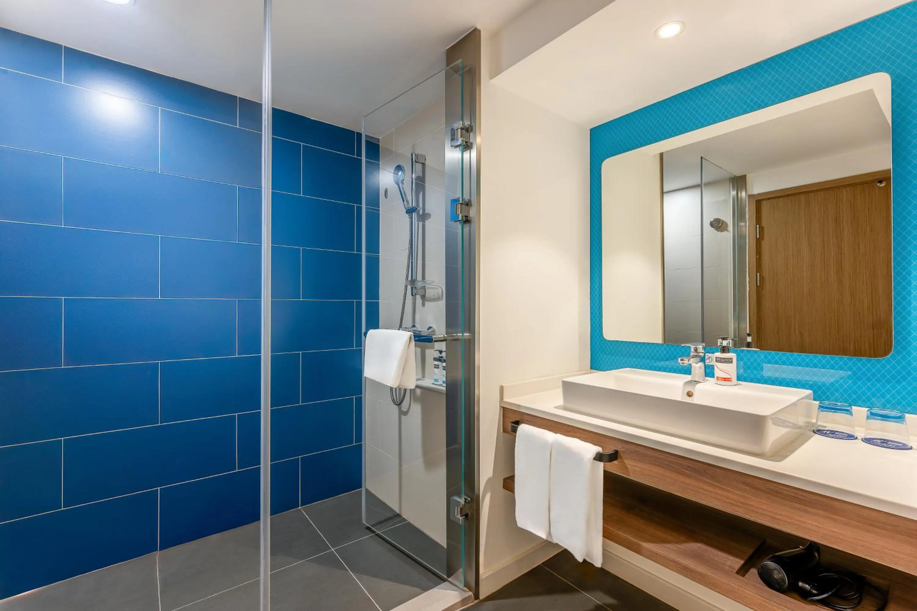 Photo of the whole room in Holiday Inn Express Tianjin Airport East by IHG