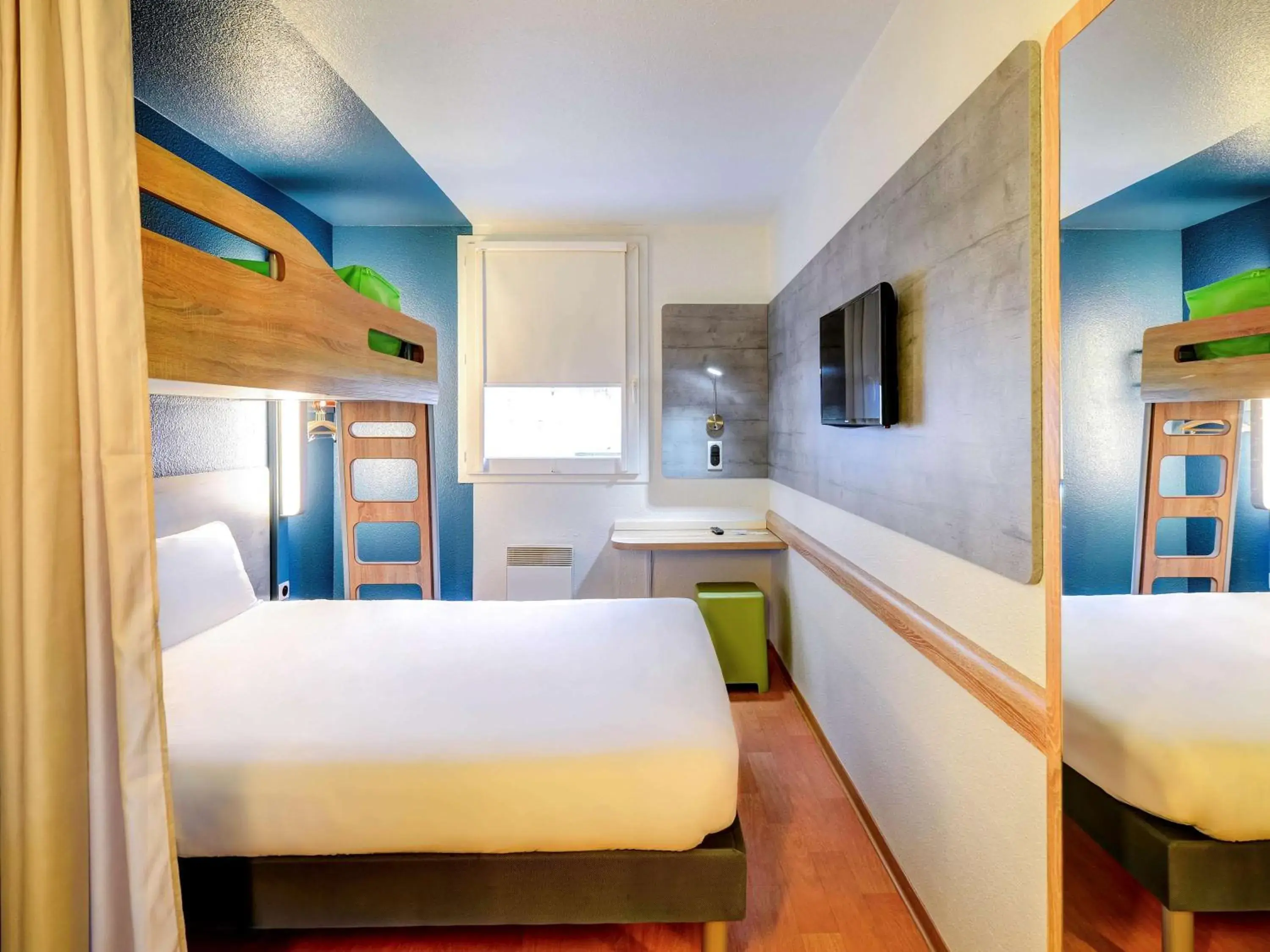 Room with One Queen Bed and One Bunk Bed in ibis budget Rueil Malmaison Room with One Queen Bed and One Bunk Bed in ibis budget Rueil Malmaison