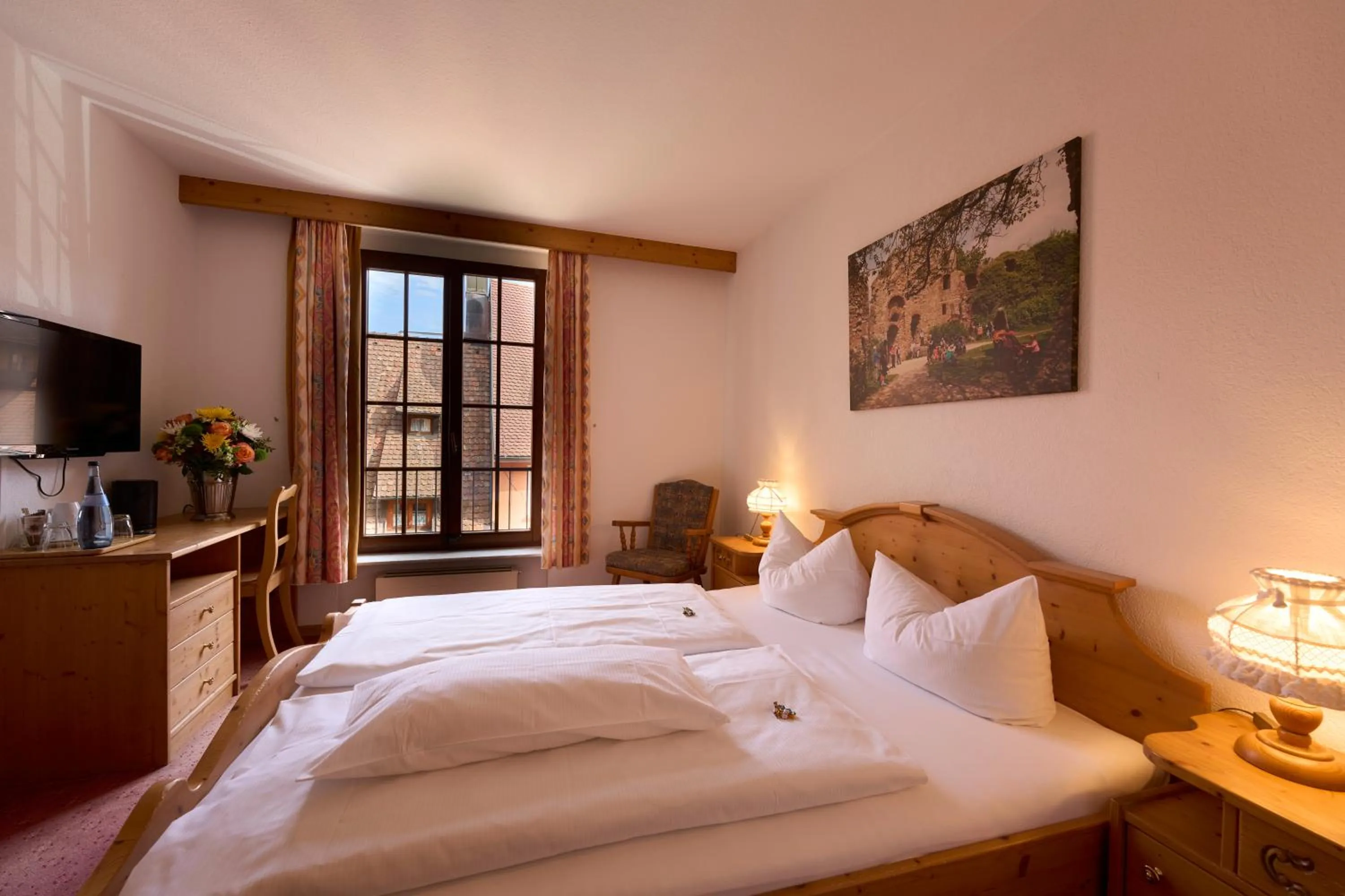 Photo of the whole room, Bed in Hotel der Löwen in Staufen