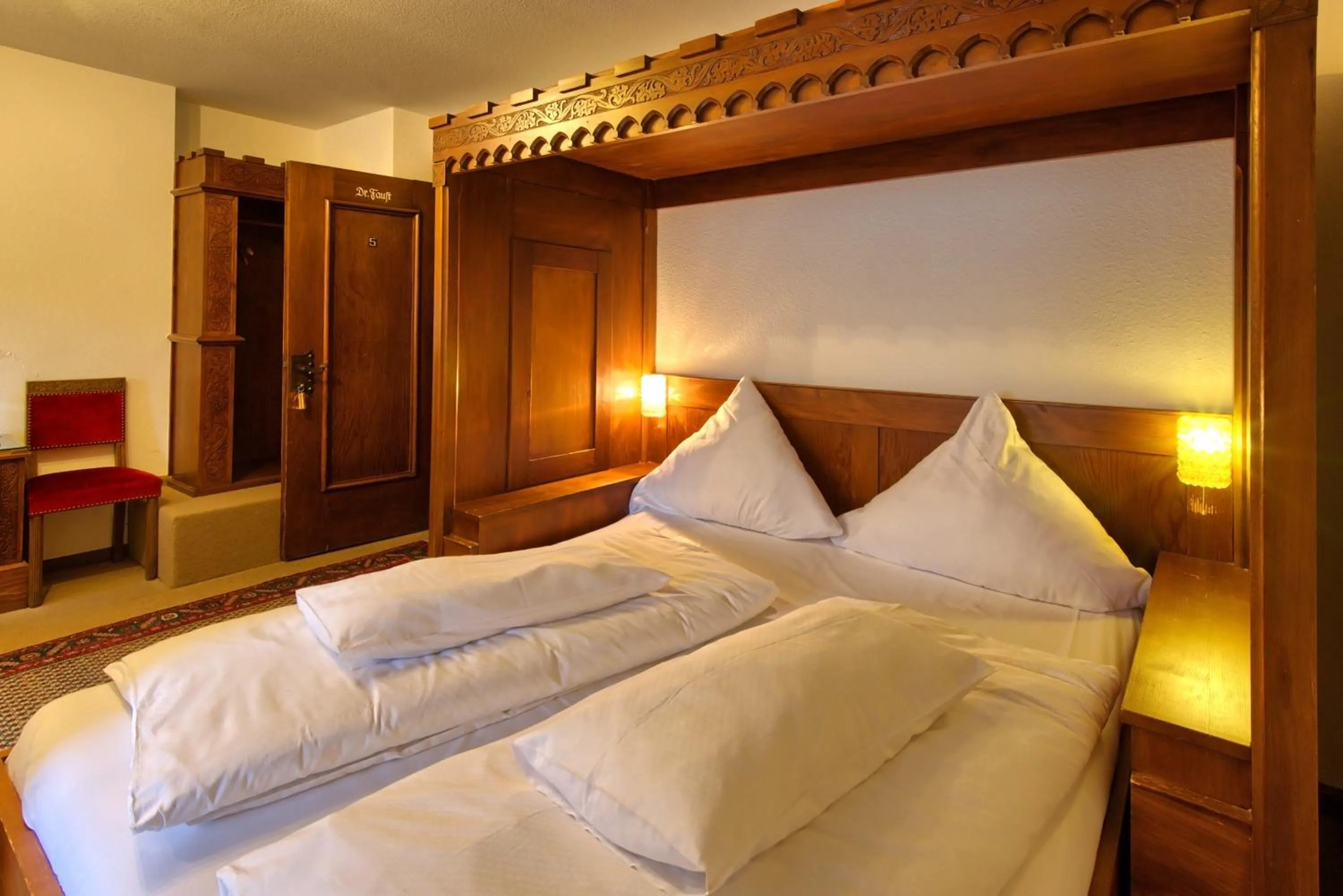 Bed in Hotel der Löwen in Staufen