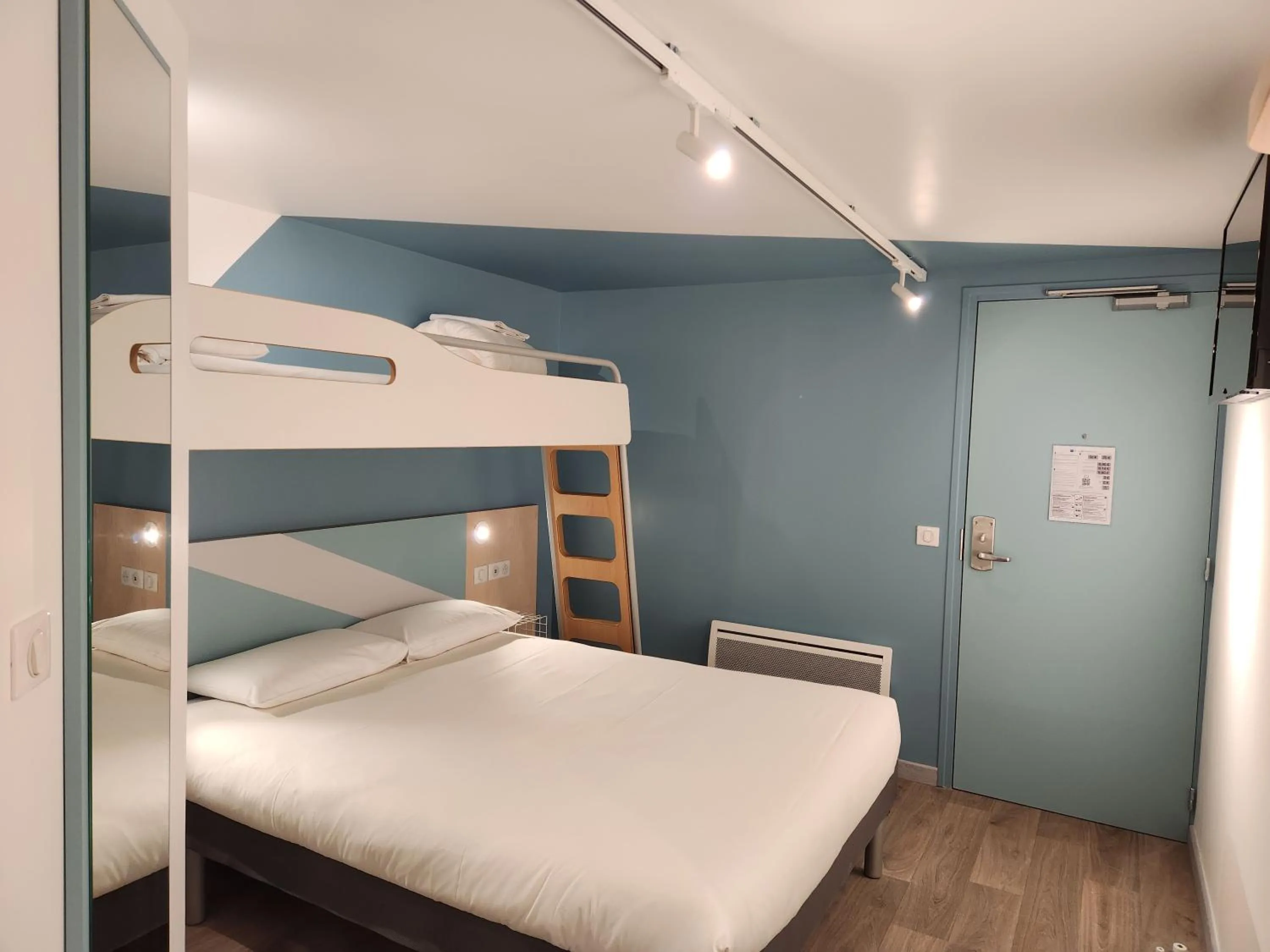 Bed in ibis budget Chambourcy Saint Germain