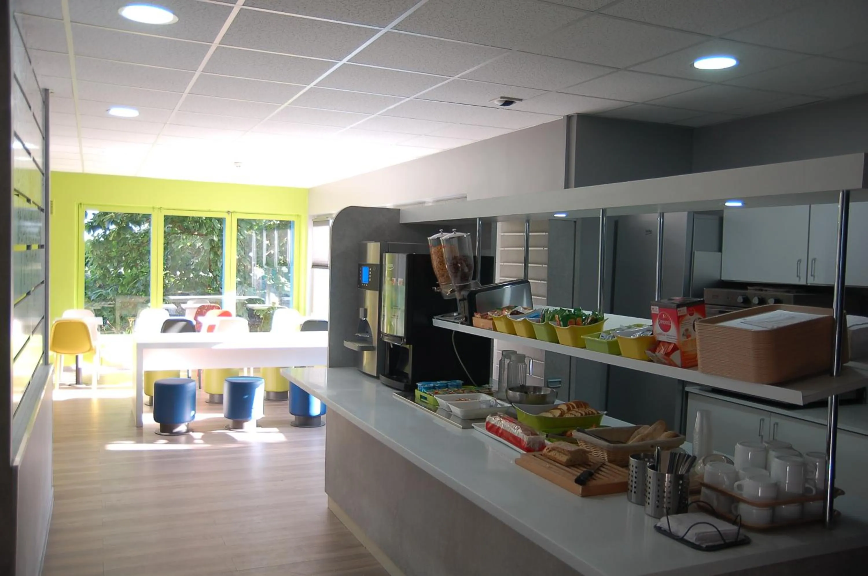 Dining area in ibis budget Chambourcy Saint Germain