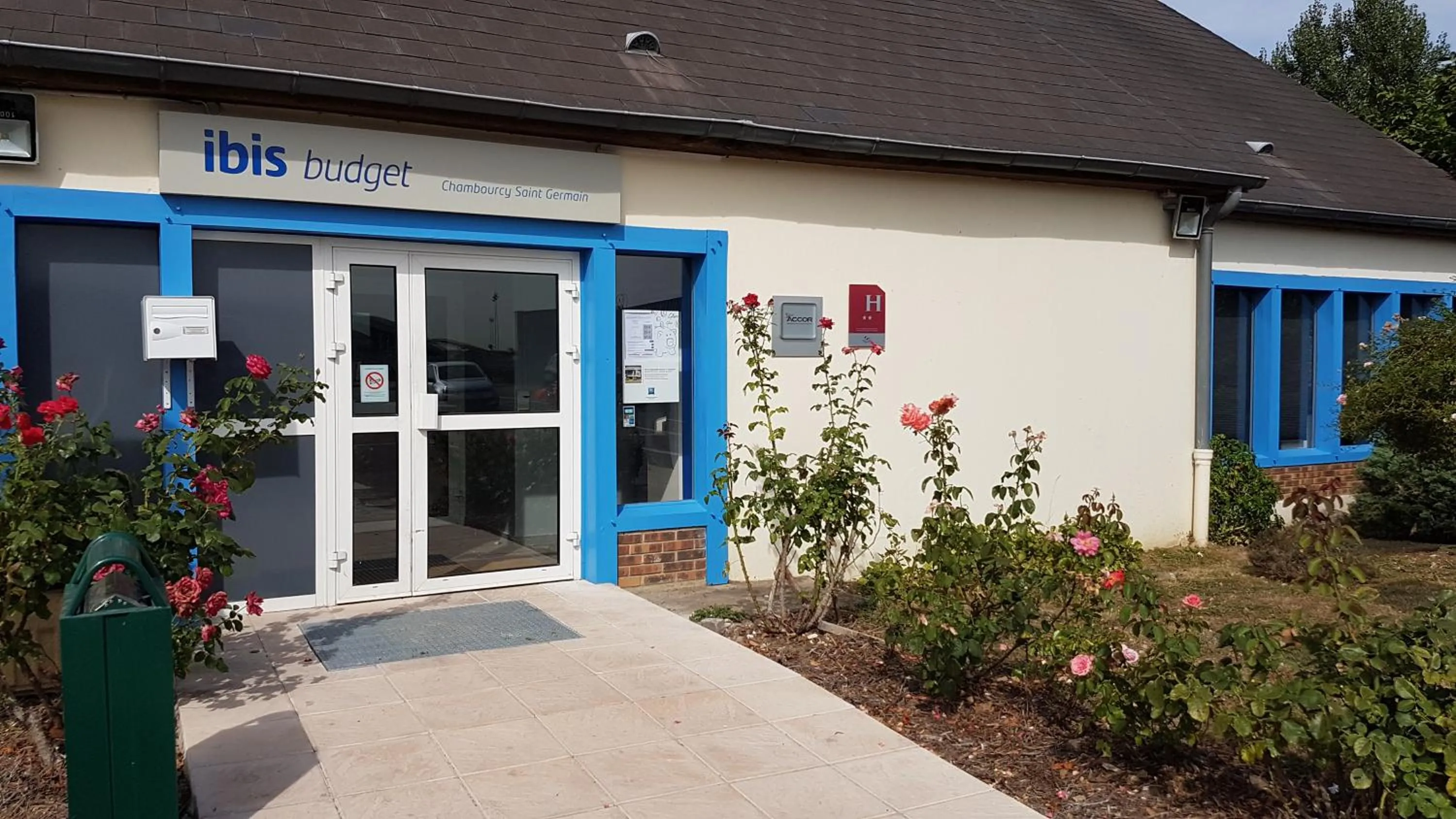 Facade/entrance in ibis budget Chambourcy Saint Germain