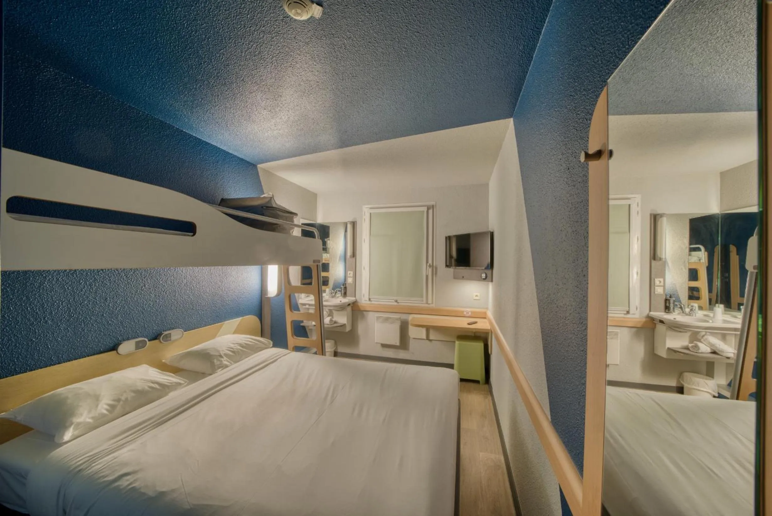 Bedroom, Bed in ibis Budget Gennevilliers Asnières - Rénové en 2025