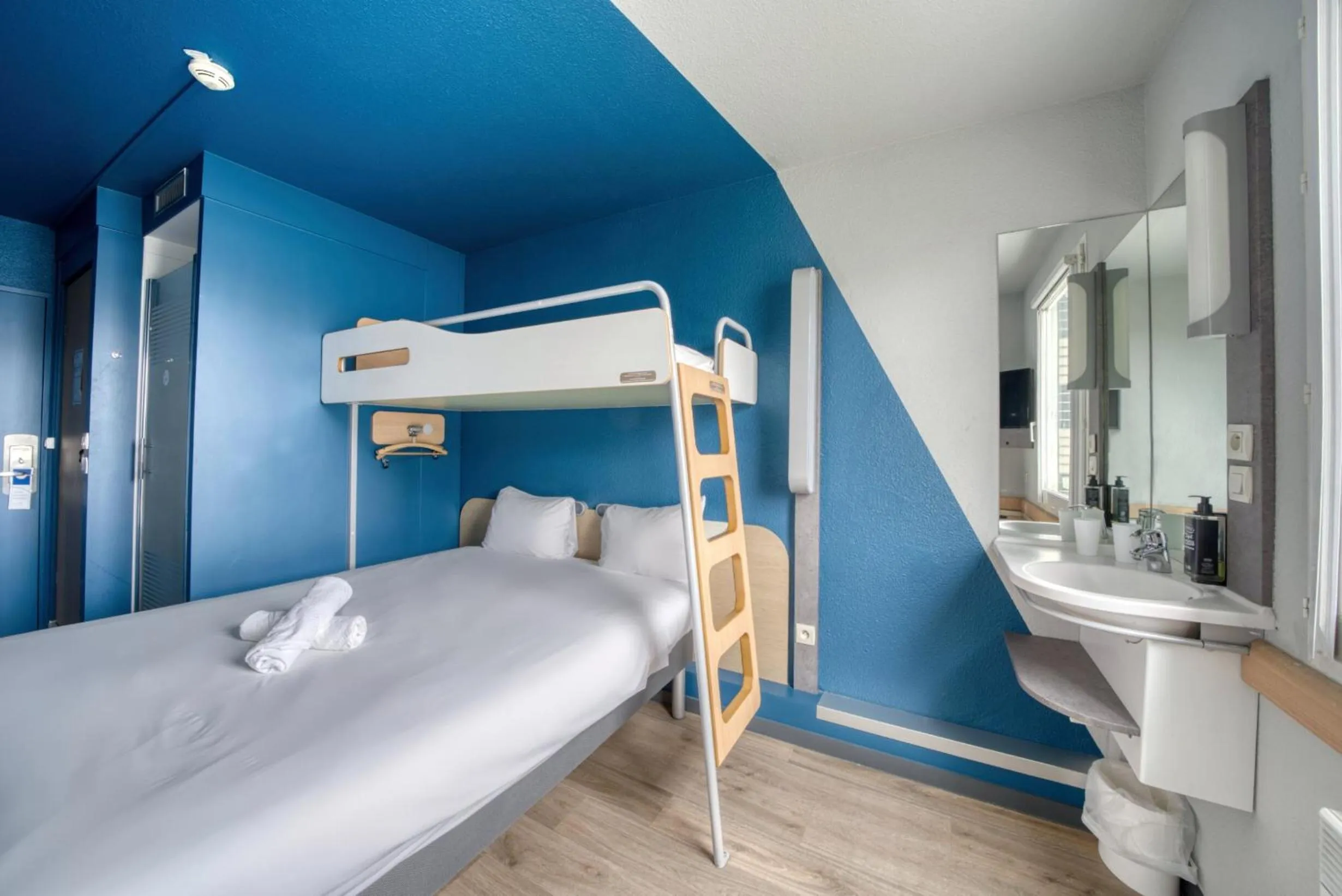 Bedroom, Bed in ibis Budget Gennevilliers Asnières - Rénové en 2025