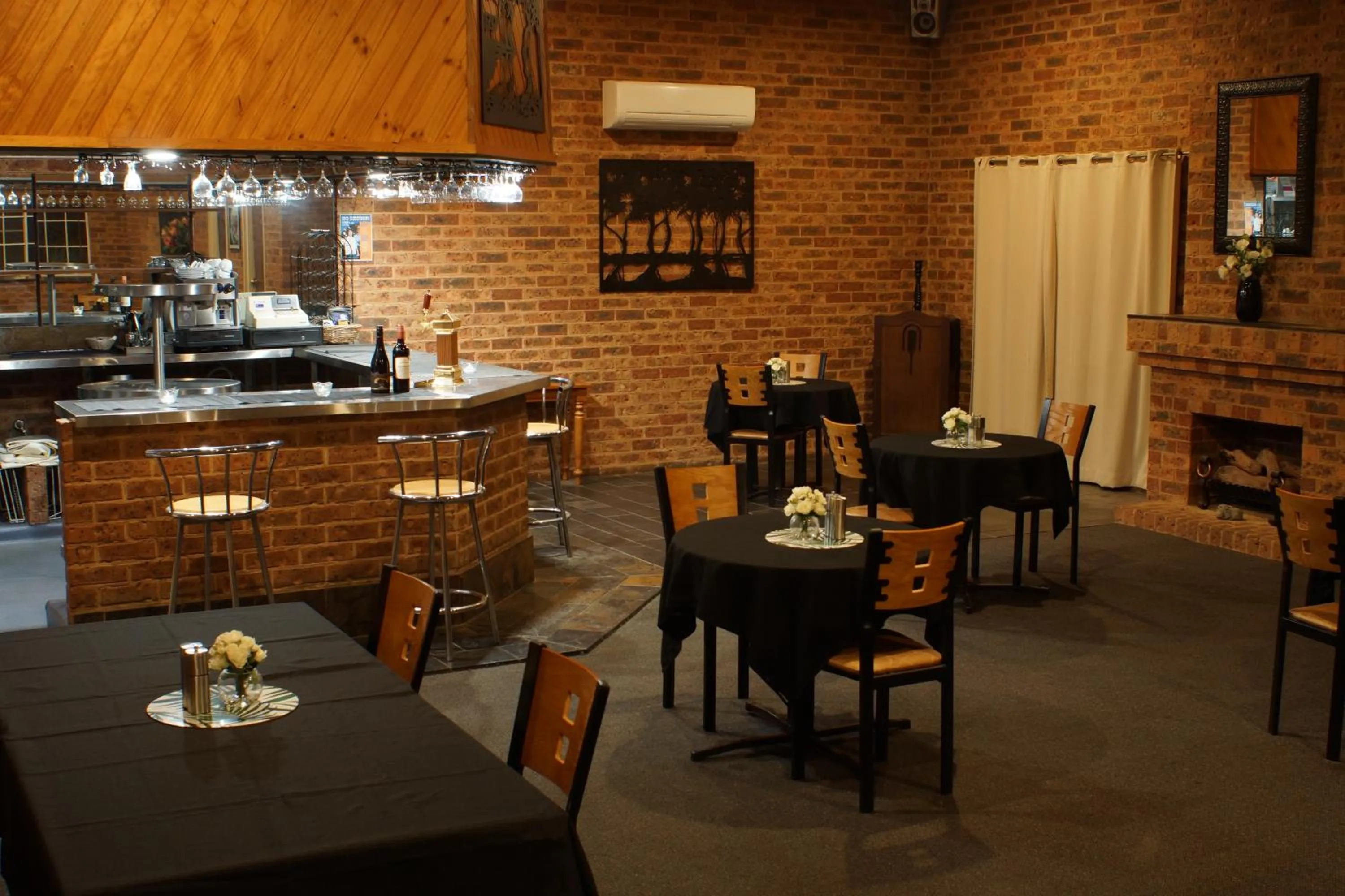 Restaurant/places to eat in Colonial Motor Inn