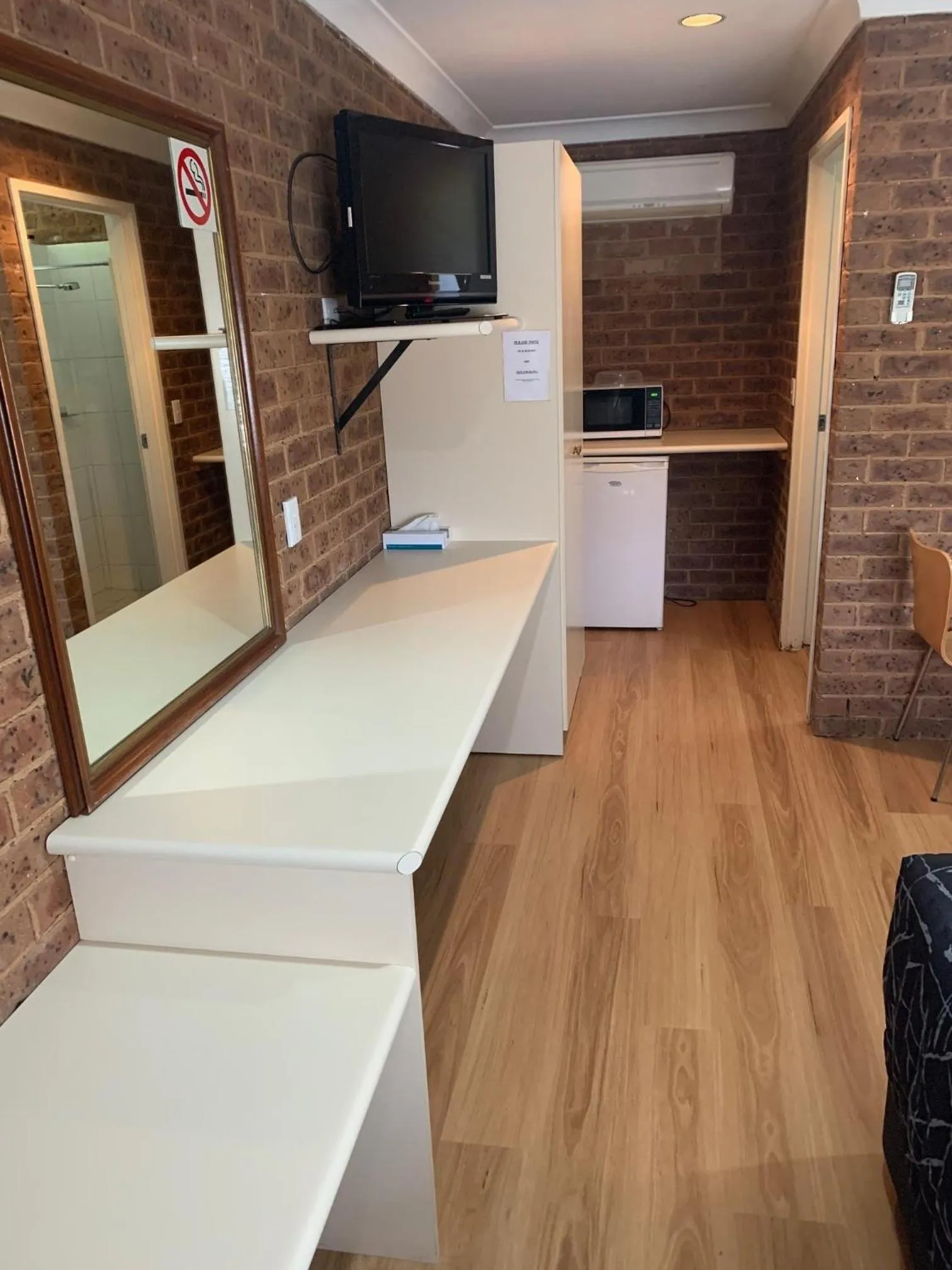 Photo of the whole room in Colonial Motor Inn