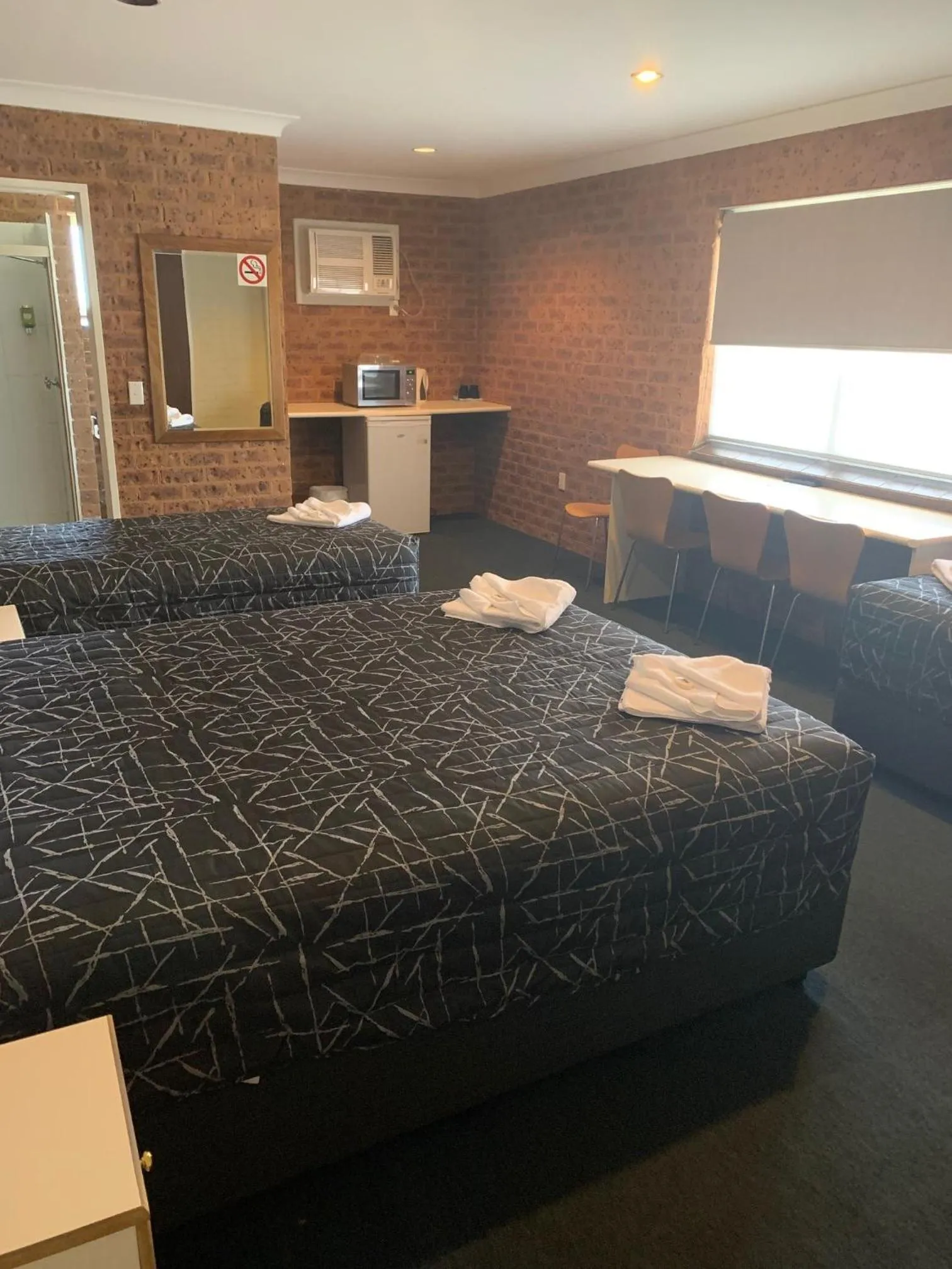 Photo of the whole room, Bed in Colonial Motor Inn