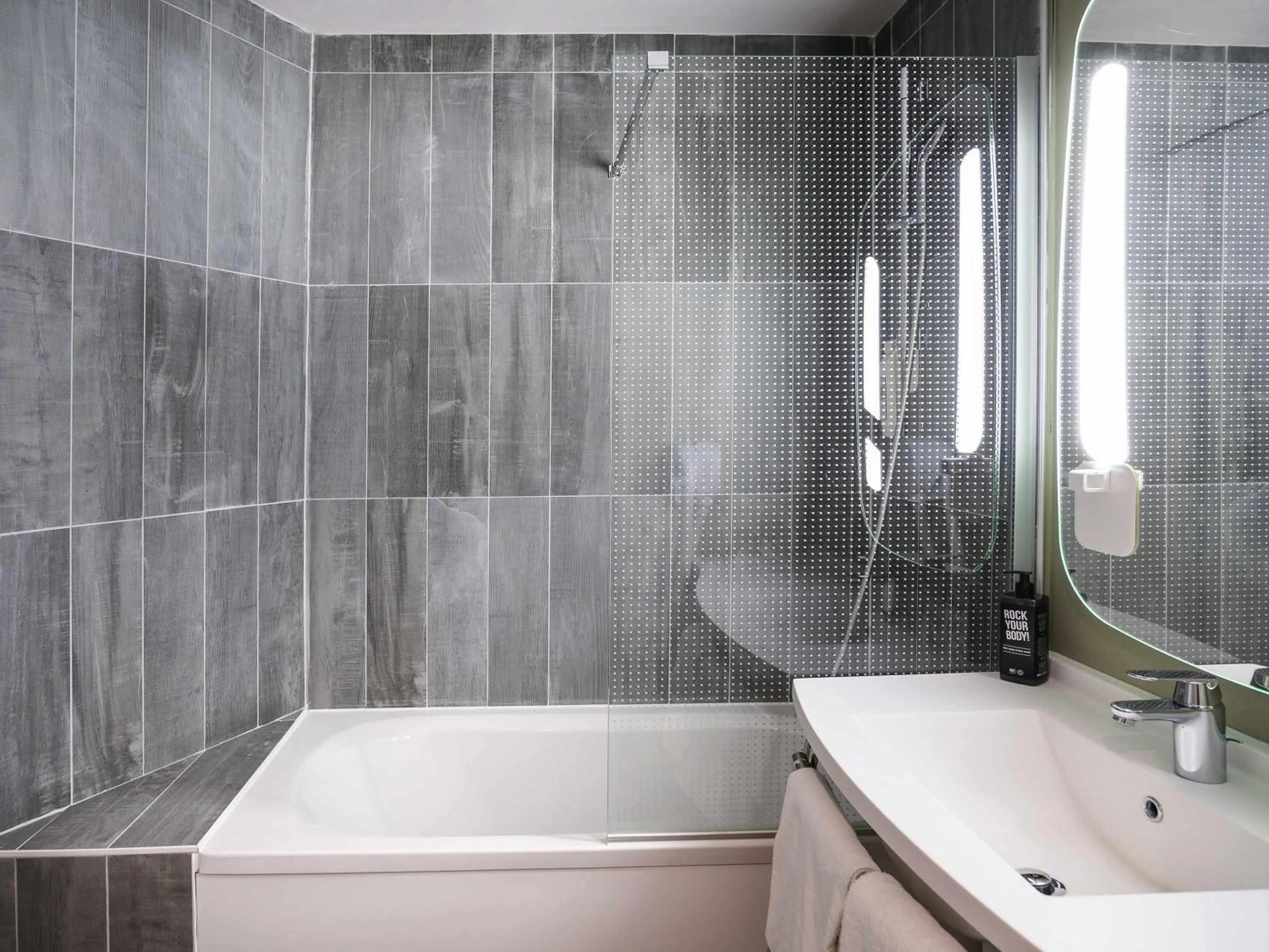 Bedroom in ibis Saint Gratien - Enghien-Les-Bains