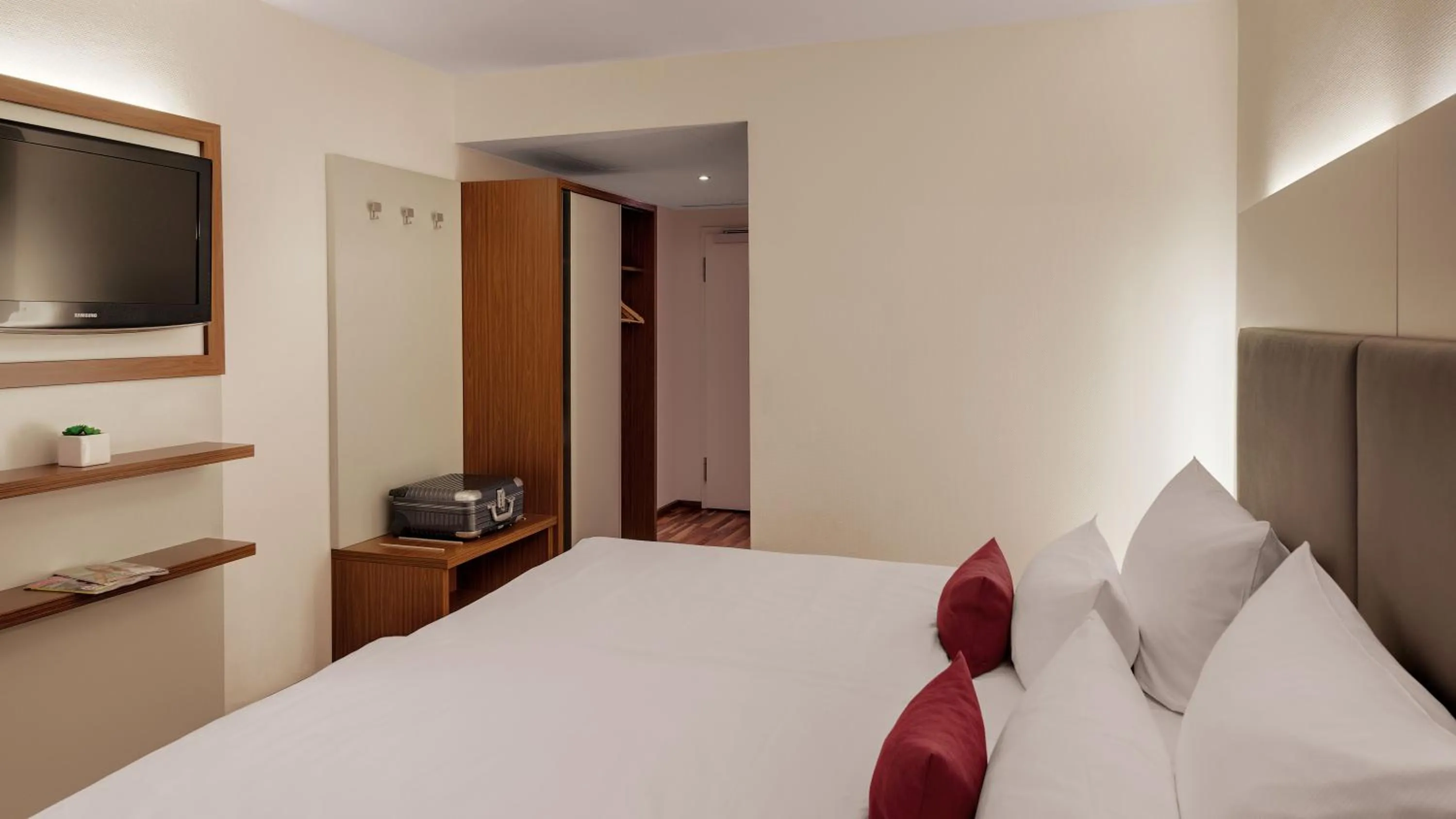 Photo of the whole room, Bed in Hotel Newton Heilbronn