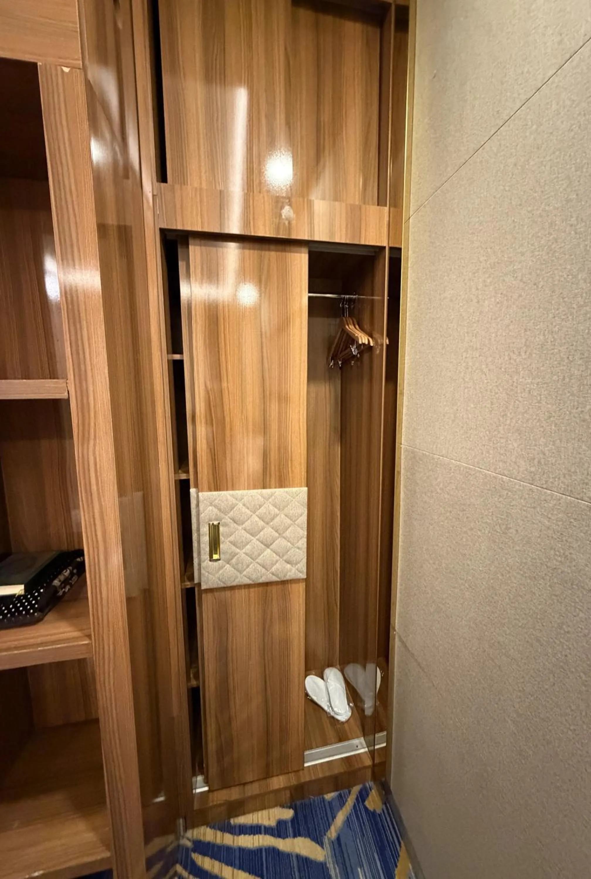 wardrobe in Holiday Al Khaleej Hotel