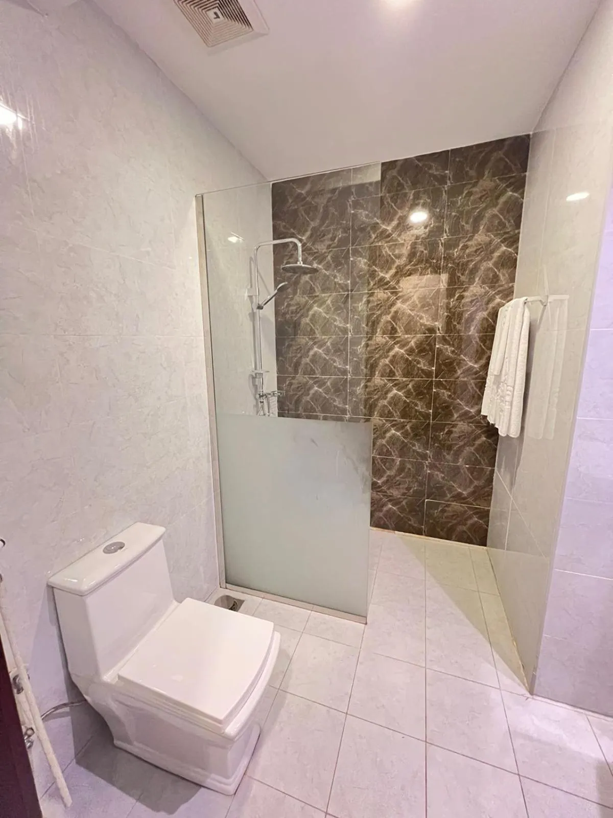 Shower in Holiday Al Khaleej Hotel