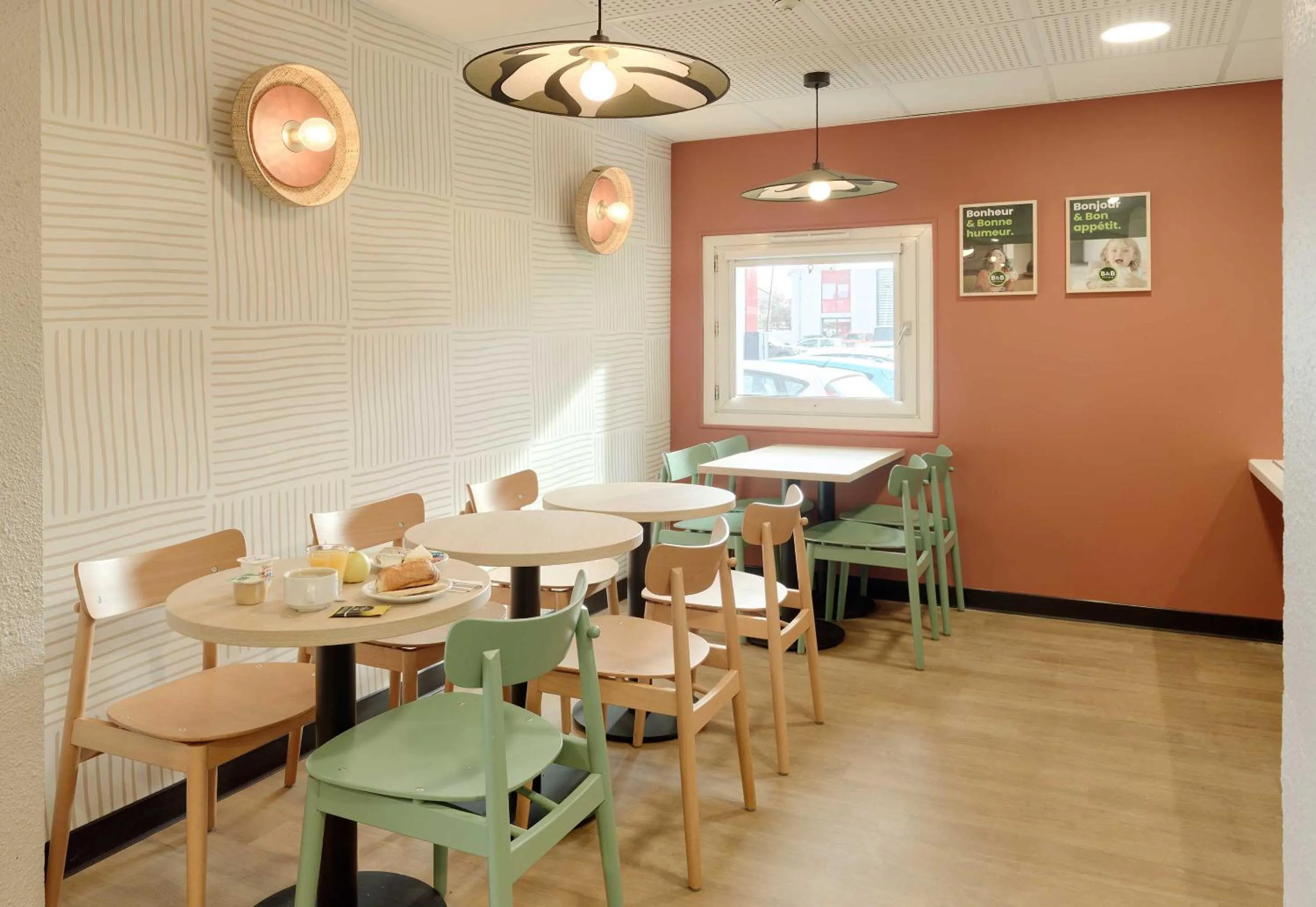 Restaurant/places to eat in B&B HOTEL Cergy Pierrelaye