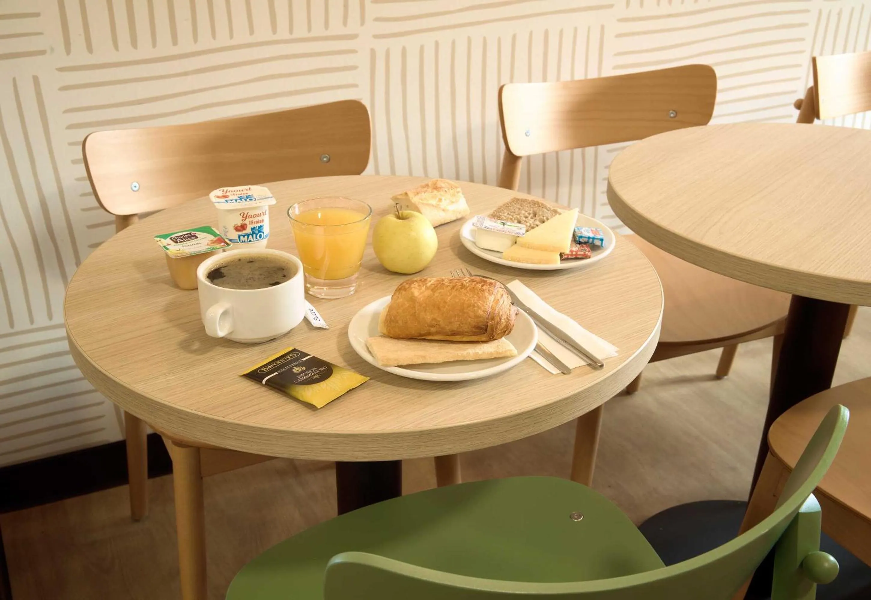 Breakfast in B&B HOTEL Cergy Pierrelaye