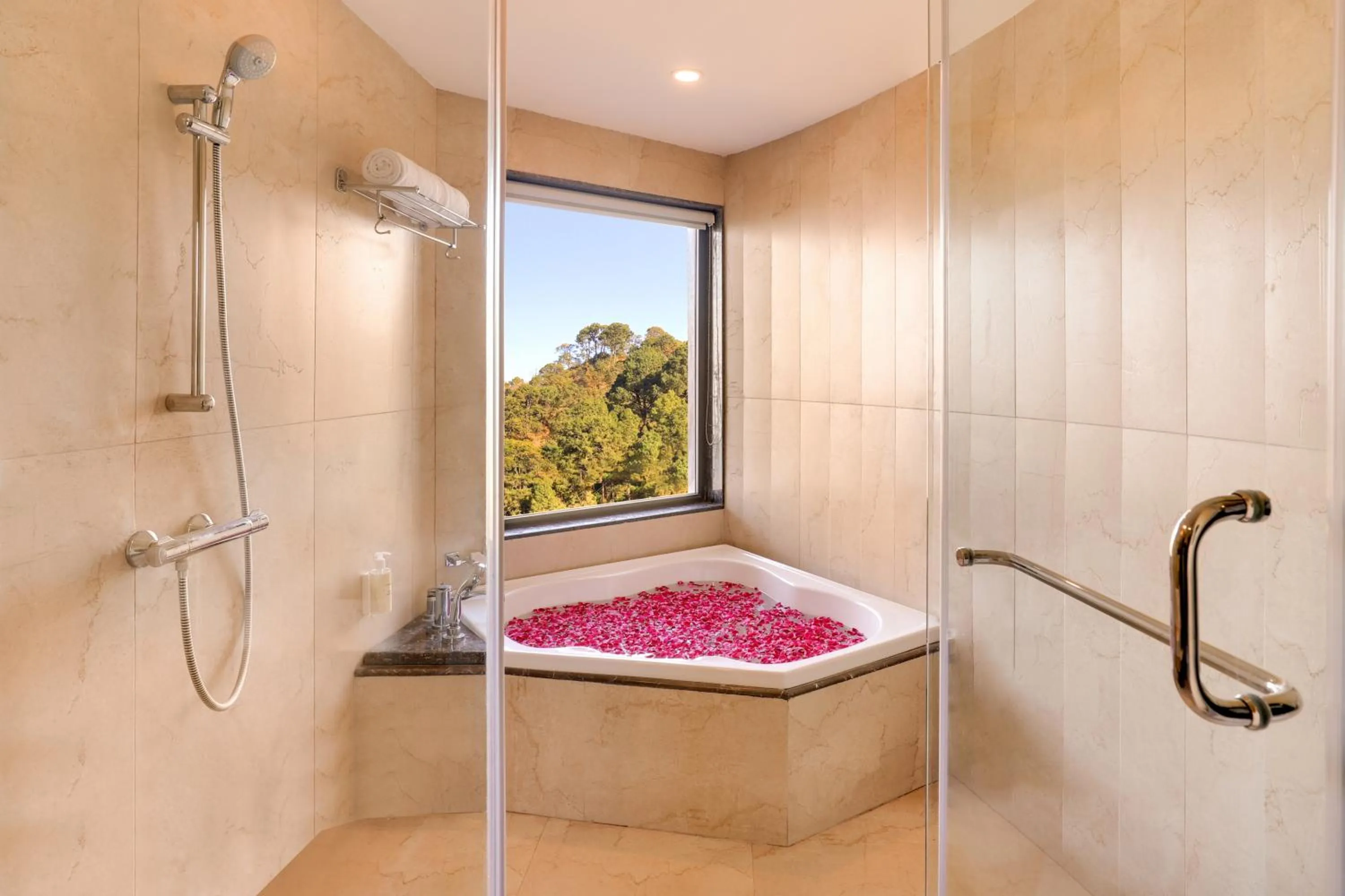 Bath in Lemon Tree Hotel, Kasauli